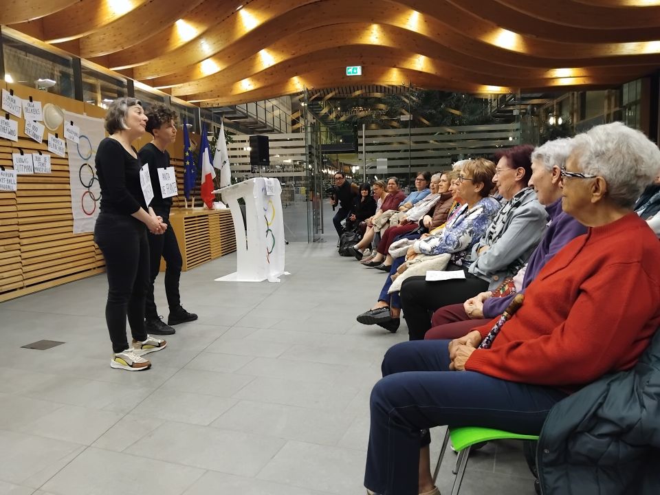 La maire Amandine Demore, accompagnée du premier adjoint Pierre Labriet, s'est réjouie que la salle des mariages soit remplie pour cette représentation piquante et enrichissante menée par les deux comédiennes du collectif de l'âtre.