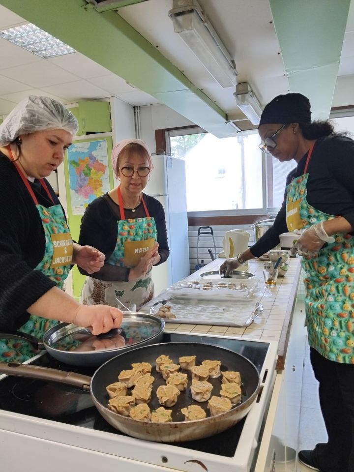 En cuisine, c'est le coup de feu pour la cuisson des Shiu maï et des Gyoza, avant de passer à l'étape ultime du dressage !