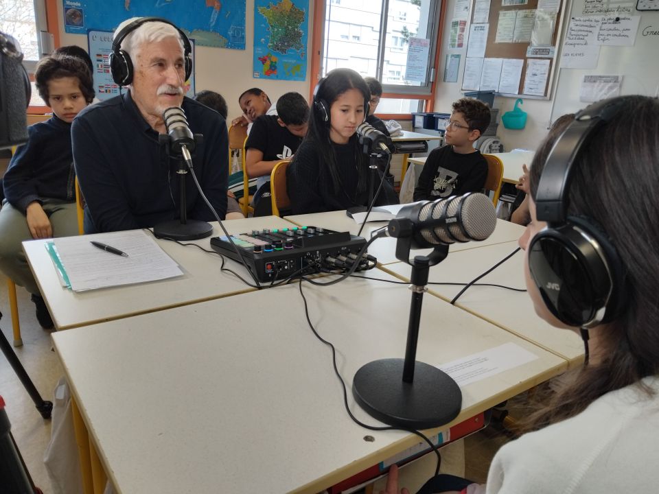 Sourires et bonne humeur ont jalonné l'échange, avec parfois des questions très pointues de la part des jeunes journalistes en herbe !