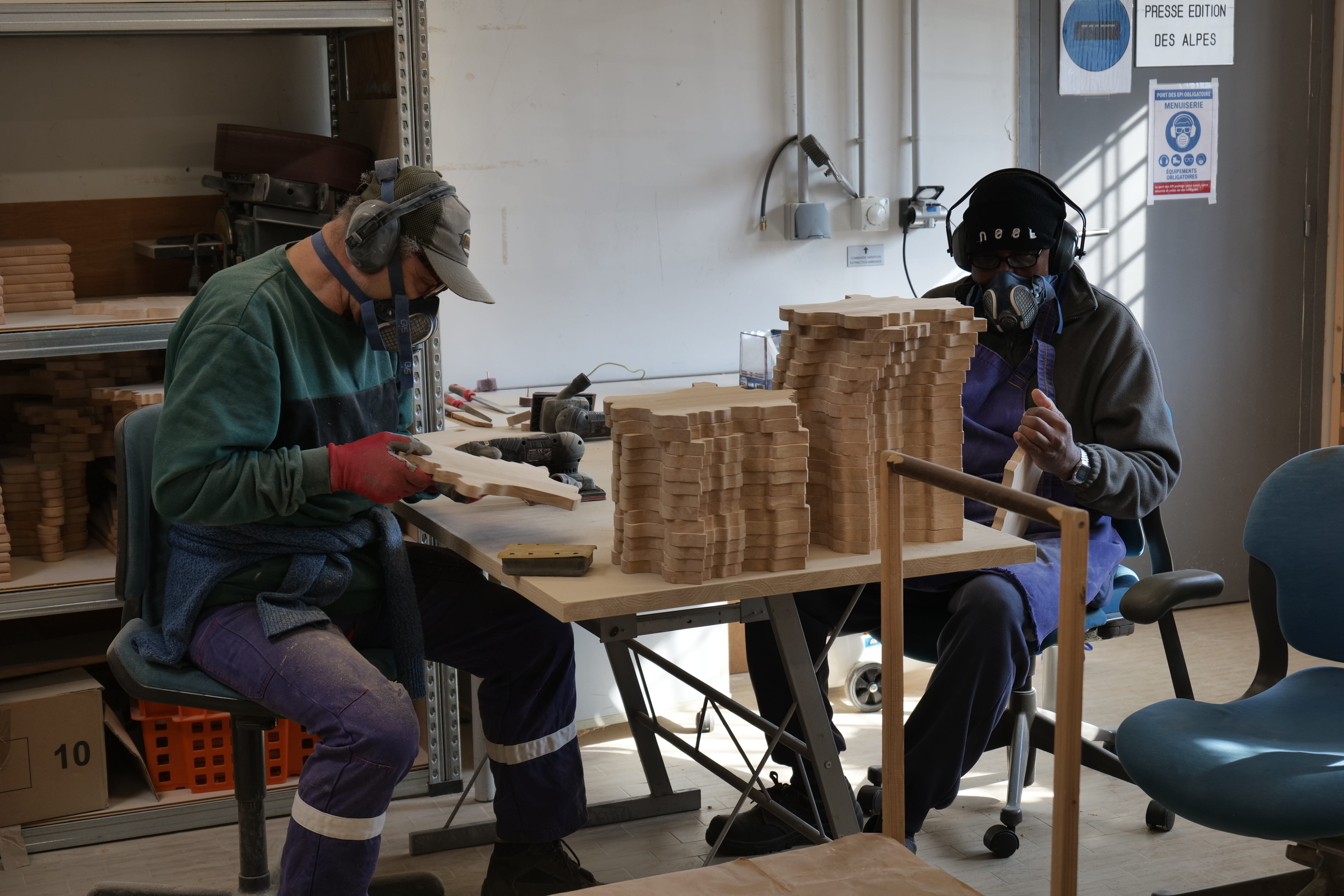 Soleeo travaille le bois pour créer des goodies.