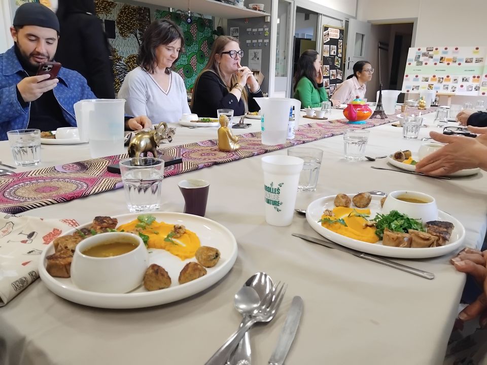 A table, le visuel est déjà un succès pour les convives, à l'image du comédien Brahim Koutari, casquette sur la tête, qui immortalise son plat, et le moment. Espérons qu'il en ait été de même pour le jury...