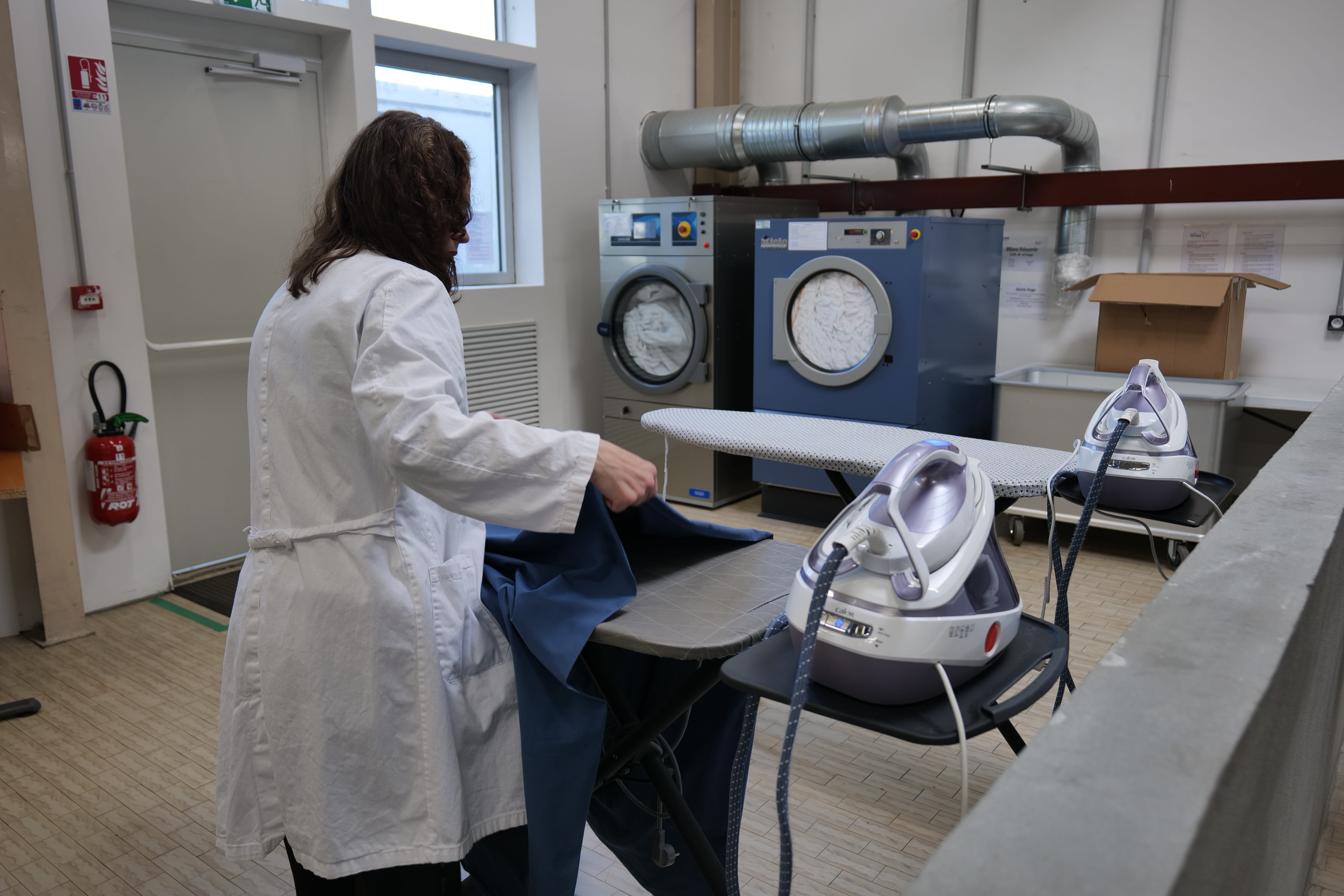 Un atelier blanchisserie permet aux entreprises locales de laver draps et vêtements de travail.