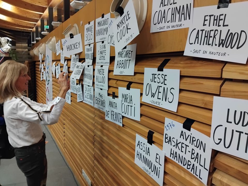 Le spectacle du collectif de l'âtre a égrainé et mis en lumière les noms de personnalités marquantes et inspirantes, des femmes, mais pas toujours, qui ont permis de faire avancer la cause des femmes dans le sport. 