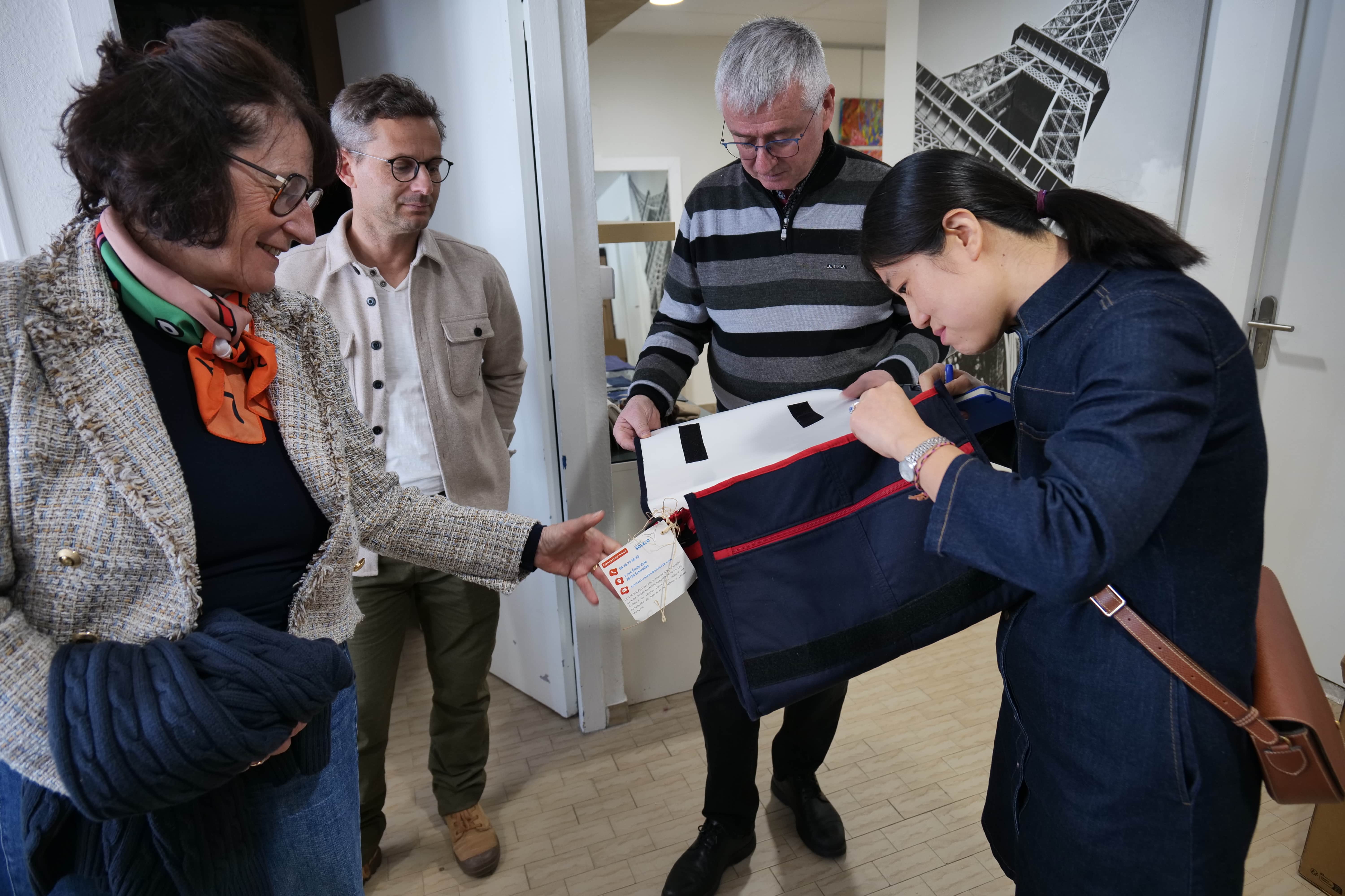 Les couturières créent des pièces uniques, parfois à partir de tissus recyclés.