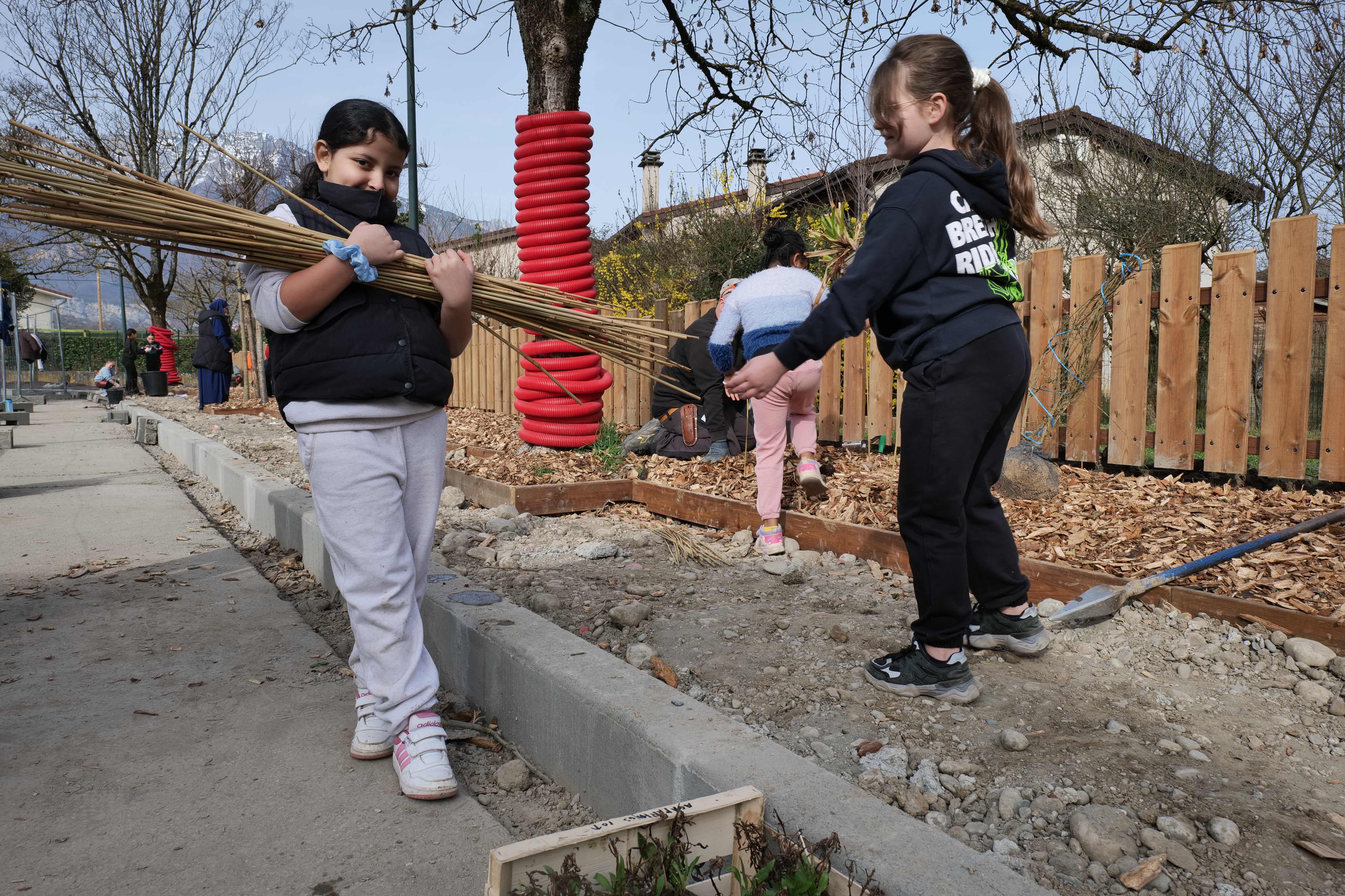 22 élèves de CE2 de l'école Marat ont planté des vivaces le long du corridor.