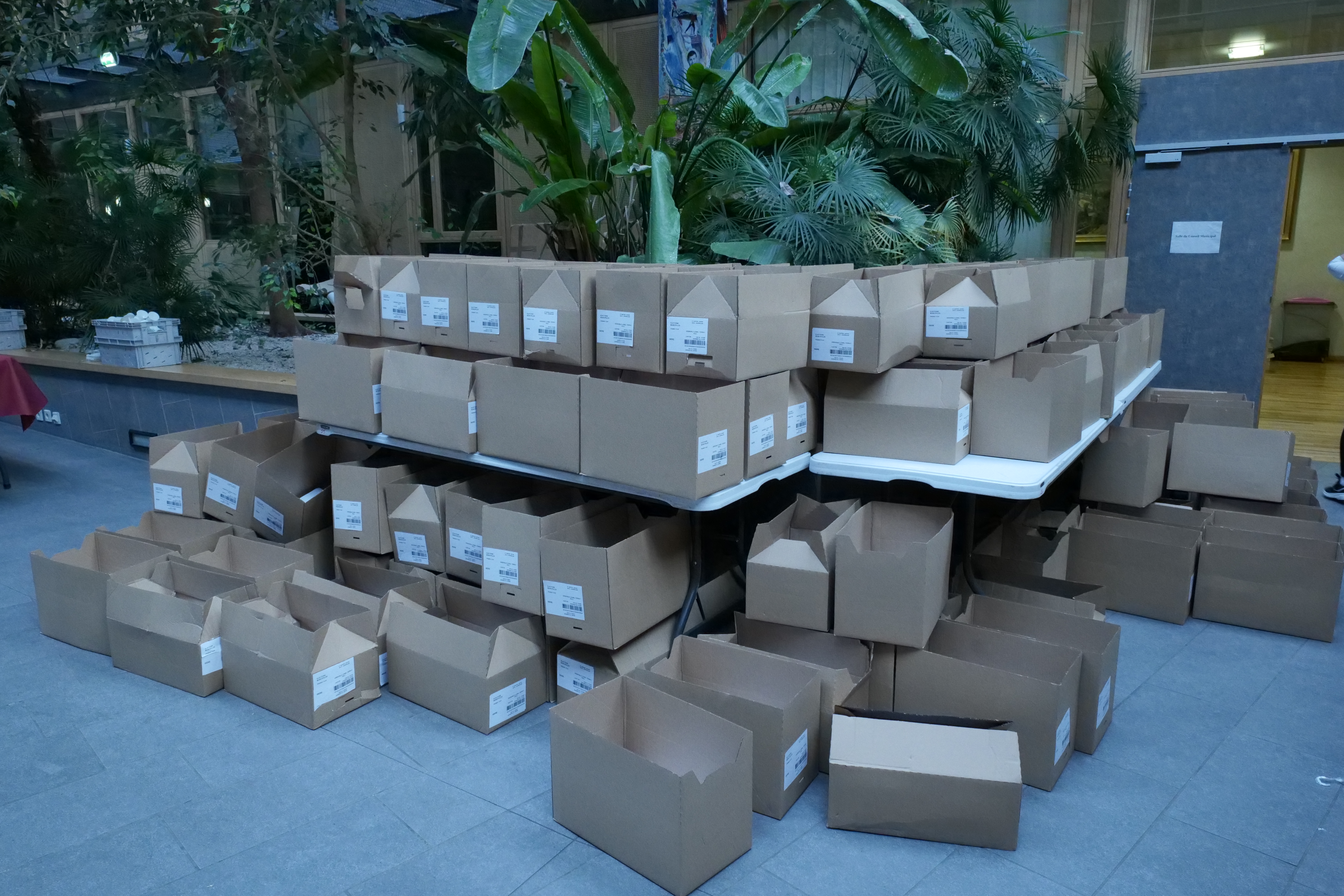 Les cartons contenant toutes les professions de foi des candidats