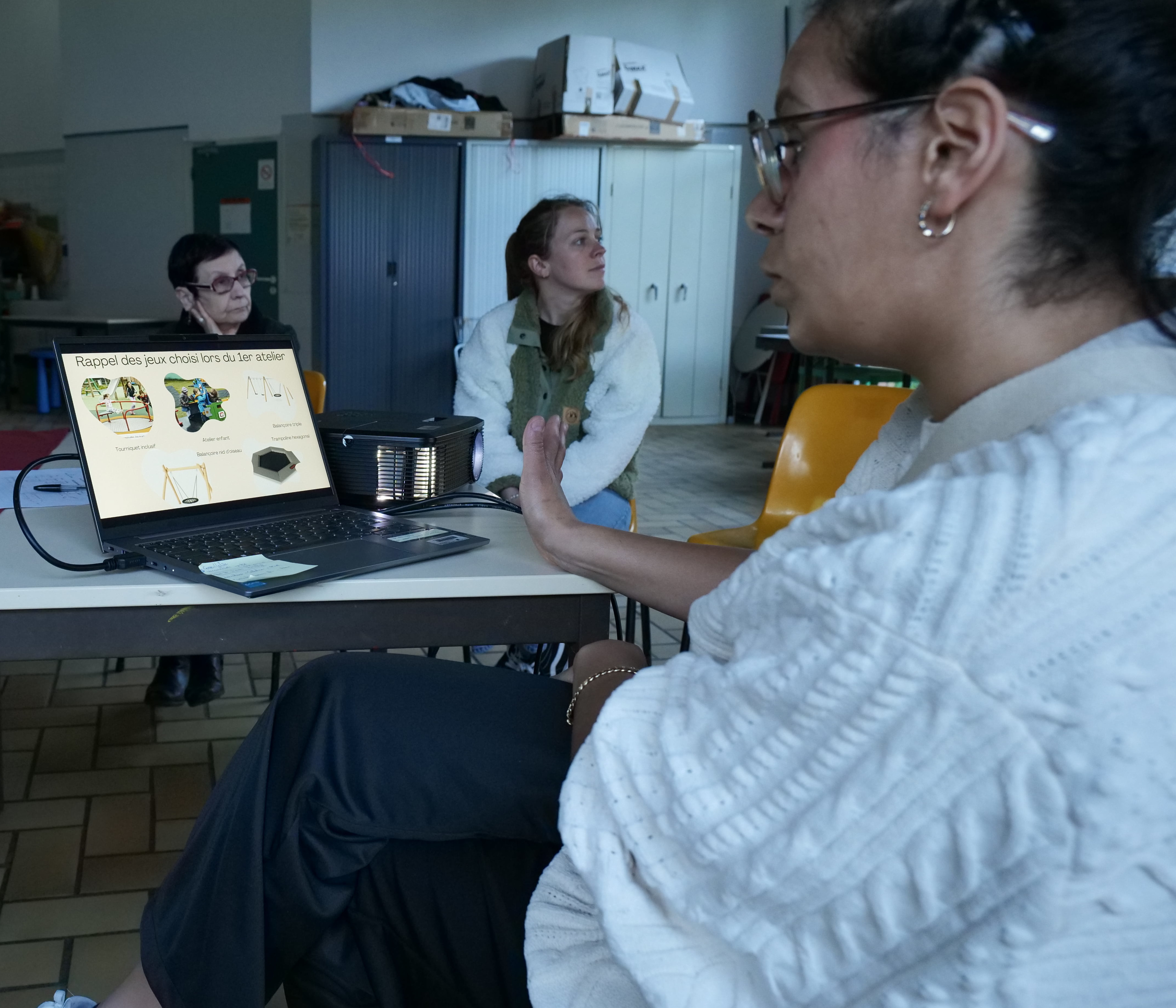 Divers jeux étaient proposés aux votes des habitants : tourniquet, balançoires, ateliers, trampoline...