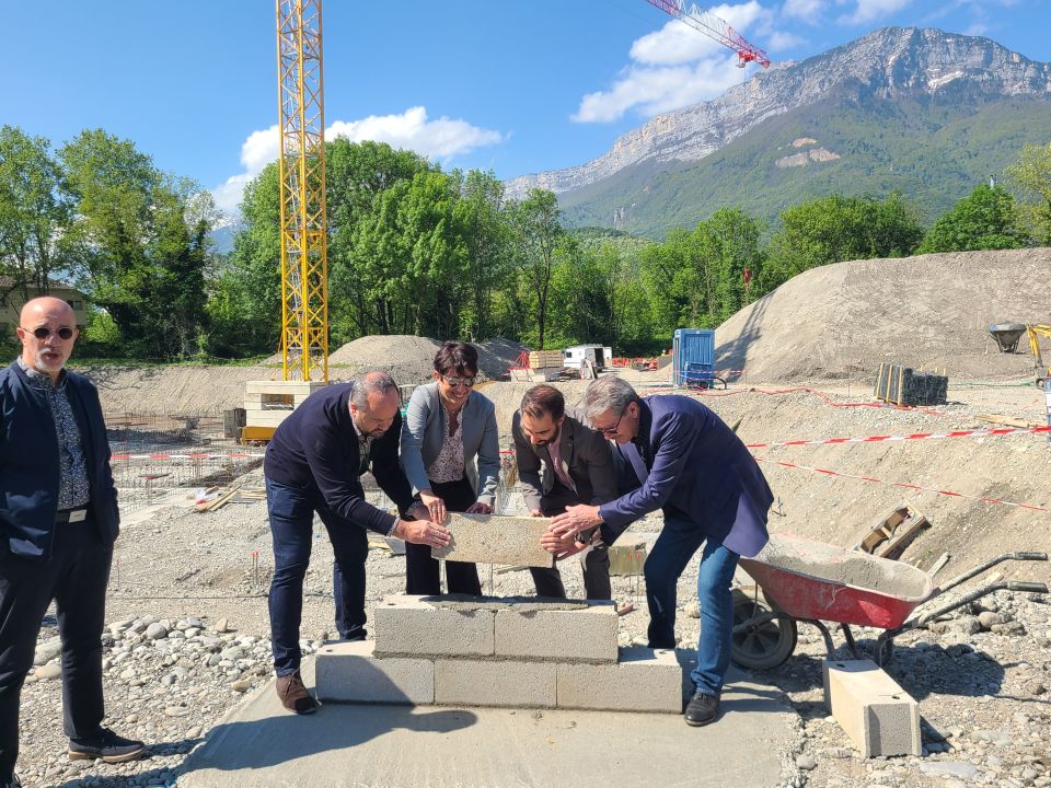 La maire Amandine Demore, entourée de Raphaël Taillot et d'Alexandre Messina, respectivement directeur général d'Isère Habitat et de MV Résidence, et de Daniel Bessiron, adjoint Adjoint aux espaces publics et à l'environnement, ont déposée la "première pierre" de la seconde phase du projet d'aménagement de Navis.
