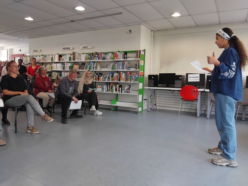 Les participant-es à l'atelier théâtre de la MDH Essarts-Surieux animé depuis janvier par Brahim Koutari ont fait face au public à la bibliothèque Neruda pour présenter leur travail et déclamer leurs récits de vie. 