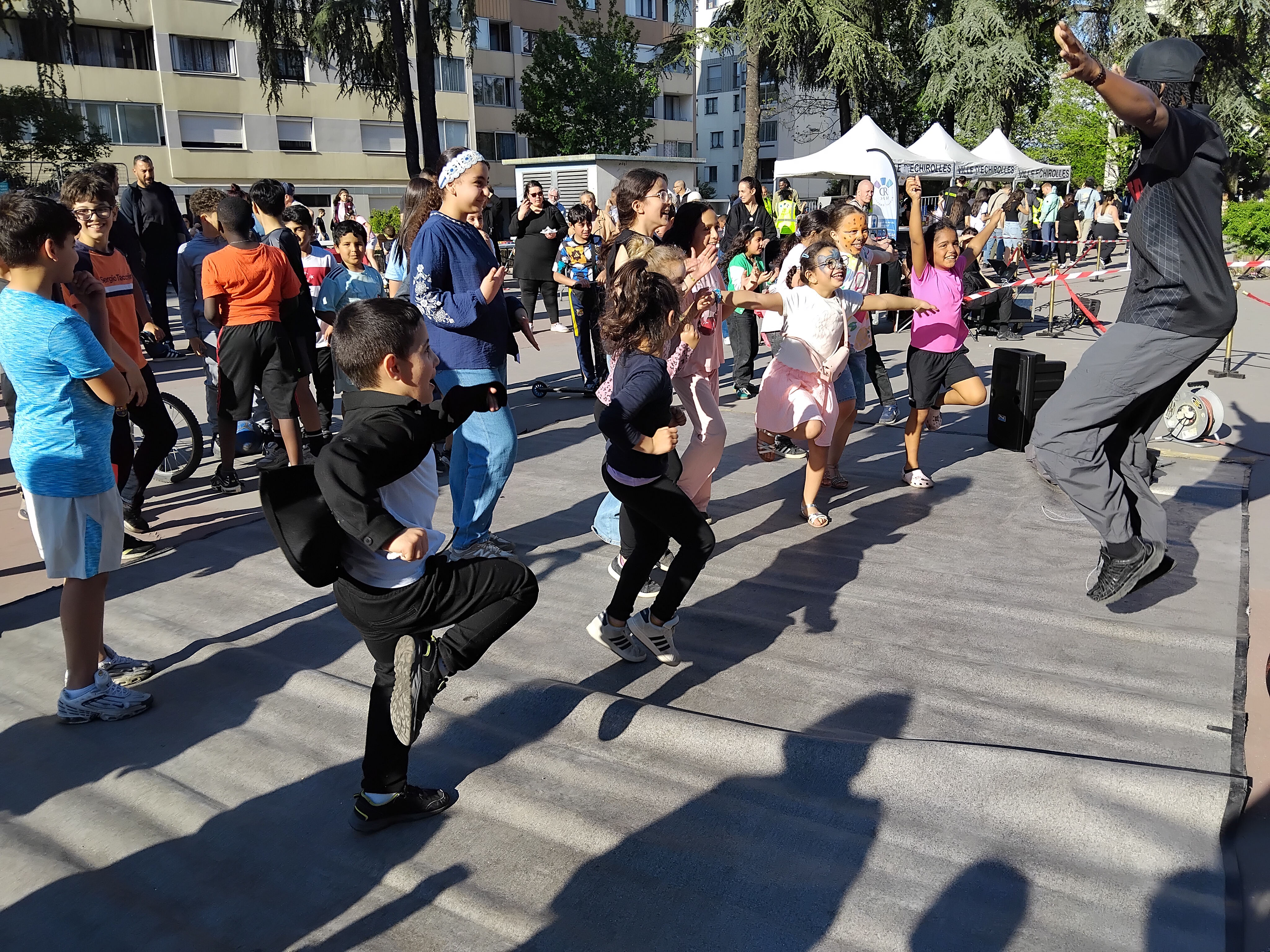 Les ateliers d'écriture créative et de danse hip-hop ont rythmé la fin d'après-midi pour le plus grand bonheur des plus jeunes en attendant le spectacle de feu de la Compagnie de Fuegoloko.