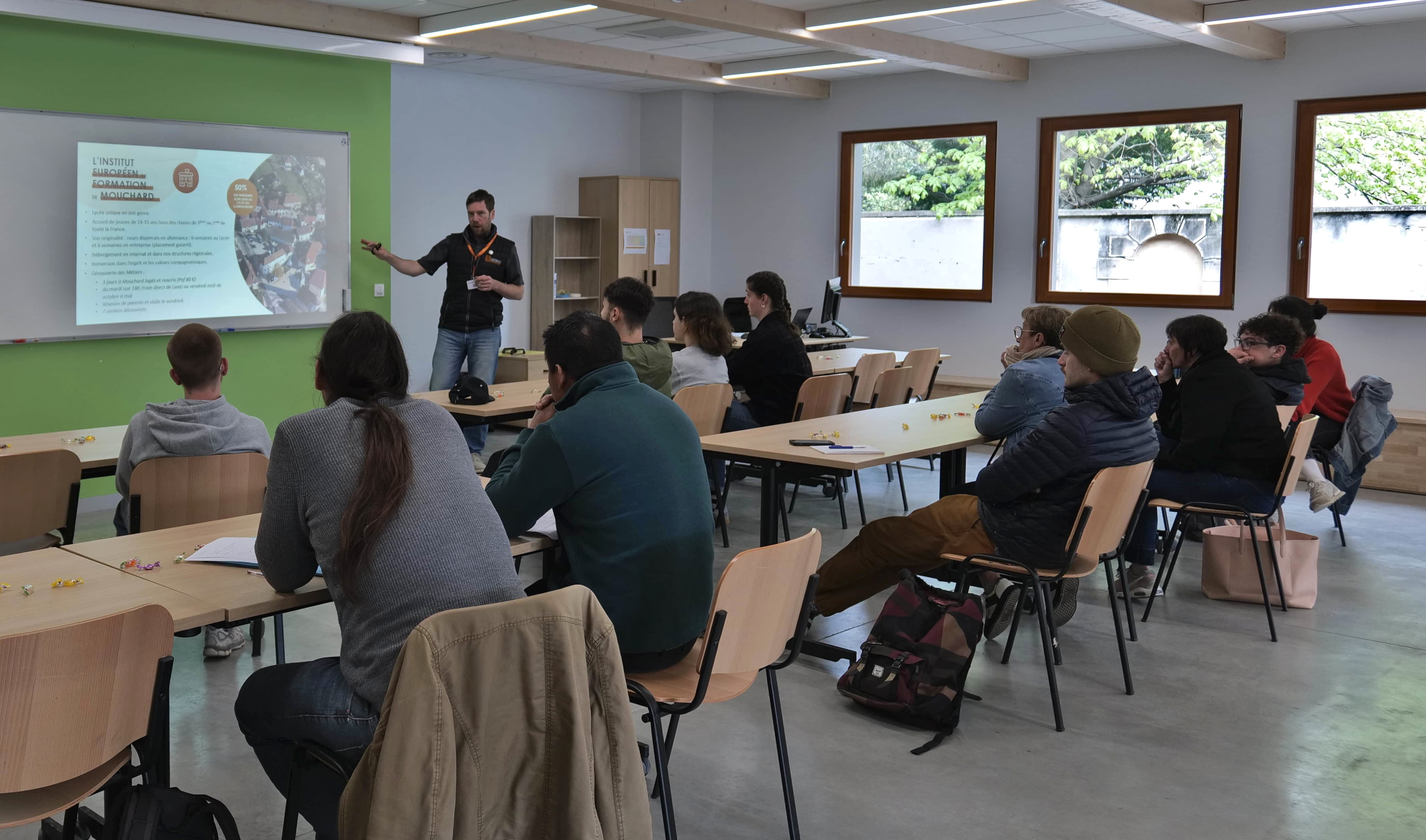 Pierre Thévenin, responsable de formation, présentait le centre de formation aux visiteurs.