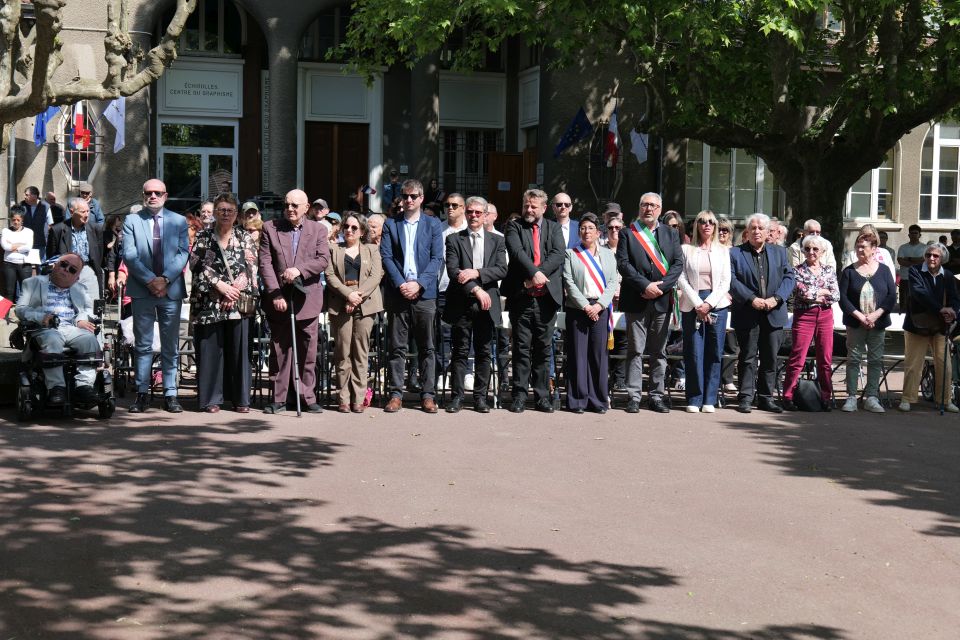 Amandine Demore, maire d’Échirolles, et Dario Lorenzoni, adjoint au maire de Grugliasco, se sont tenus côte à côte pour honorer la mémoire de ceux et celles qui se sont battu-es pour que nous vivions libres, et en paix.