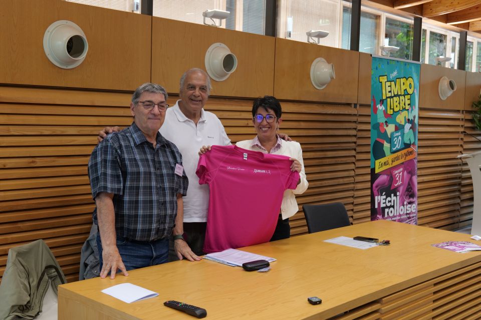 Emmanuel Foskolos et Rabah Boulebsol, vice-présidente et président de Sport10, ont remis un t-shirt à la maire Amandine Demore, symbole de la synergie réussie entre Tempo libre, la grande fête populaire organisée par la Ville, et l'Echirollise, la course solidaire de l'association.   