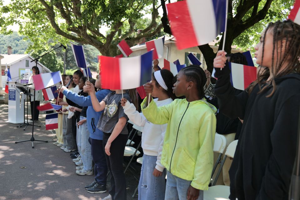 Les élèves de CM1 de l'école Marat ont entonné la Marseillaise, tandis que Kheira, l'une d'entre-eux, a donné lecture du message de l'Union française des associations de combattants et victimes de guerre. 