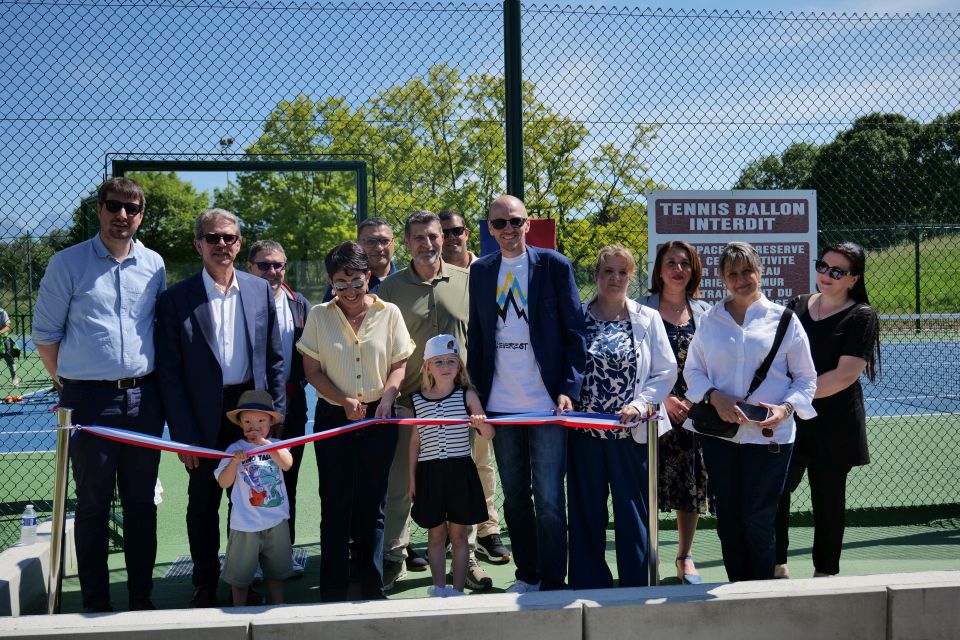 L'équipe municipale a officiellement inauguré les tennis partagés des Granges, en accès libre, qui permettront aux habitant-es du quartier, et d'ailleurs, de s'essayer à la pratique. Et, pourquoi pas, de l'adopter !