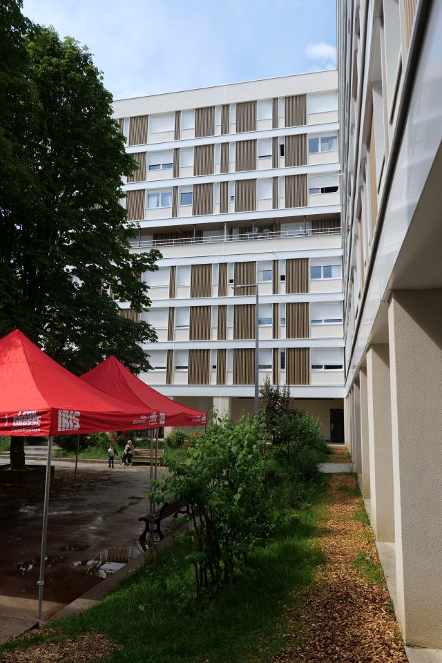Les espaces extérieurs, dont la cour, ont été résidentialisés afin de permettre aux habitants de retrouver un lieu de vie et de partage.