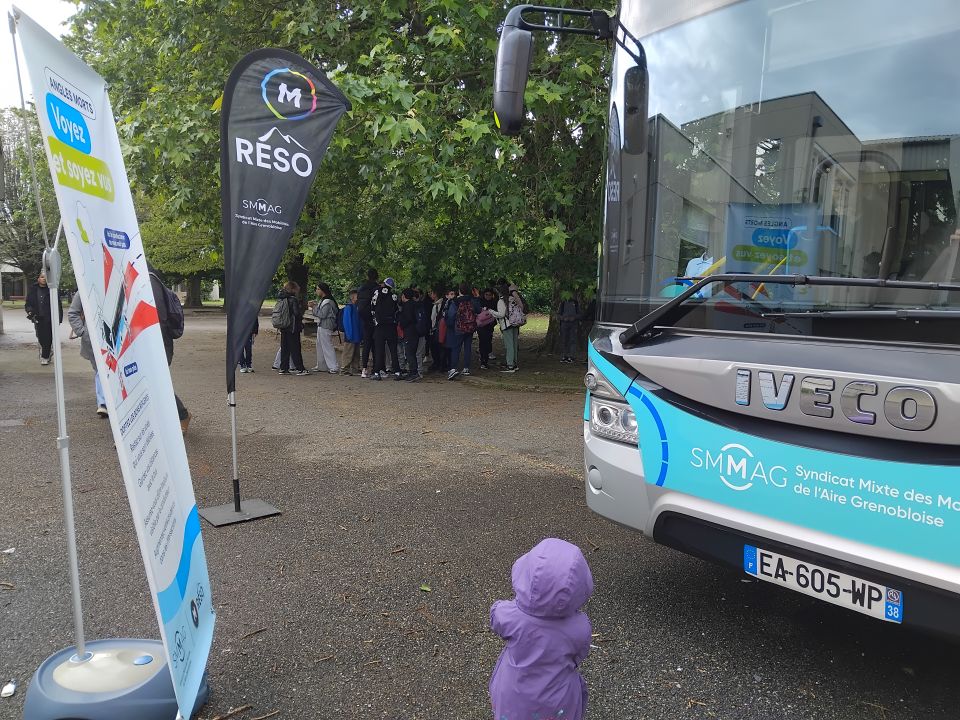 Les agents de la TAG étaient présents dans la cour du collège avec un... bus (!) pour sensibiliser notamment les collégiens aux dangers représentés par les angles morts.