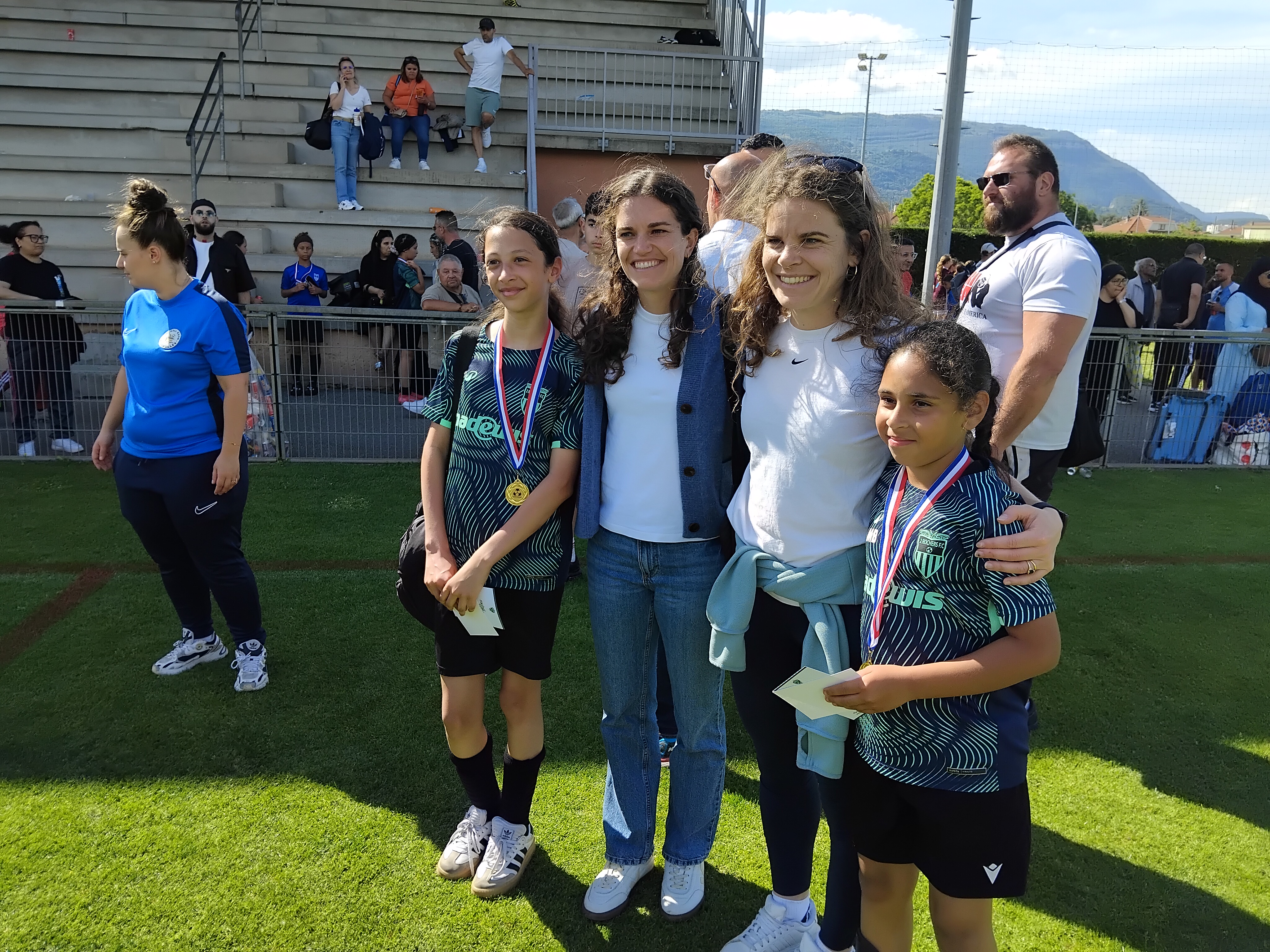 L'adjoint aux sports, Pierre Labriet, et le conseiller municipal, Cédric Brest, avec les vainqueurs, comme les marraines de cette première édition, Rachel et Daphne Corboz, ne pouvaient que se féliciter de l'organisation d'un si bel évènement qui met le foot féminin à l'honneur. 