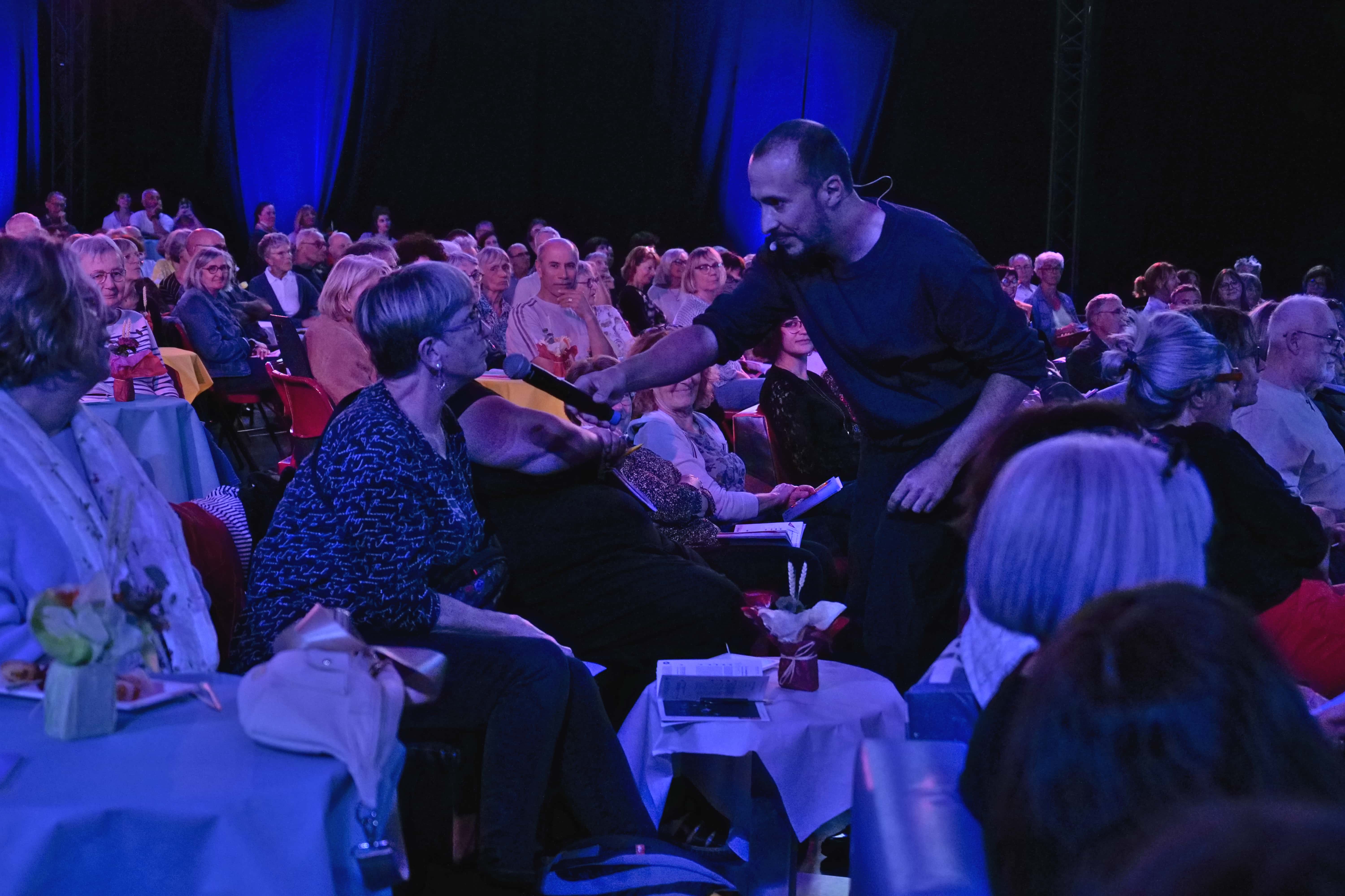 Denis Plassard, Joana Schweizer, Tiko et Diane Delzant, dans un prélude à leur talk-show radiophonique chanté et dansé présenté en novembre