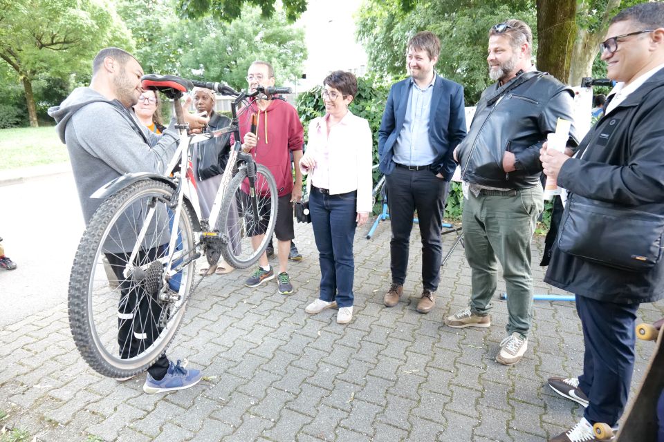 L'atelier Essarts'Roule a été officiellement inauguré ce vendredi dans le cadre de la Semaine de l'environnement, en présence des élu-es, dont la maire Amandine Demore, avec un vélo à gagner à la clef !