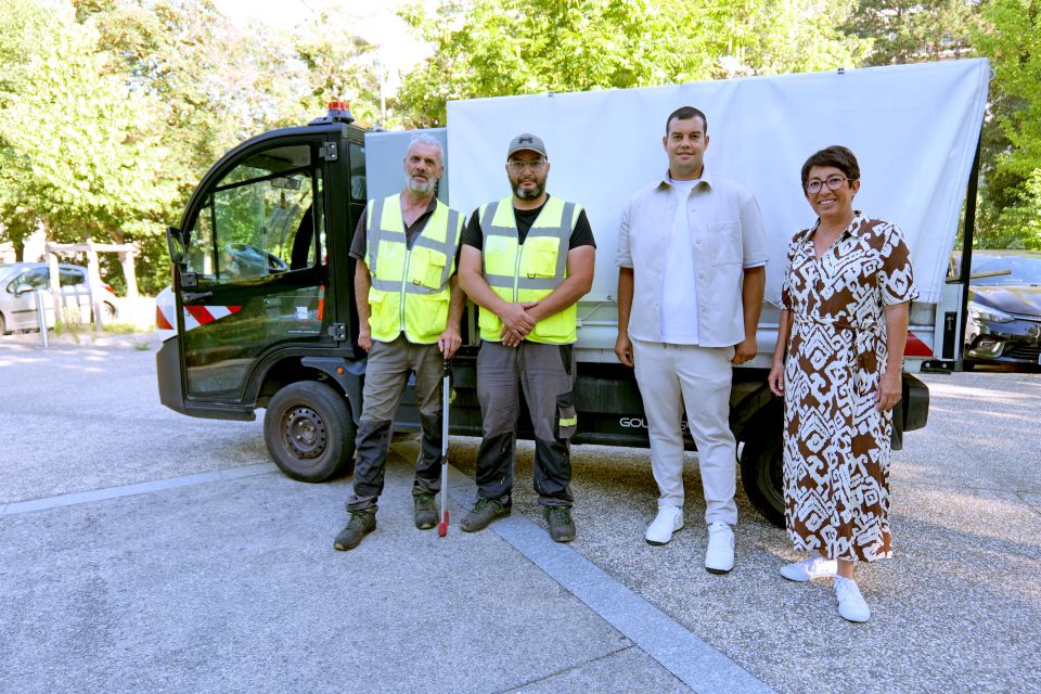 La maire Amandine Demore et le conseiller municipal en charge de la propreté urbaine, Damien Boudjema-Goizet, ont annoncé la mesure ce jeudi au côtés d'une équipe de ramassage des déchets.