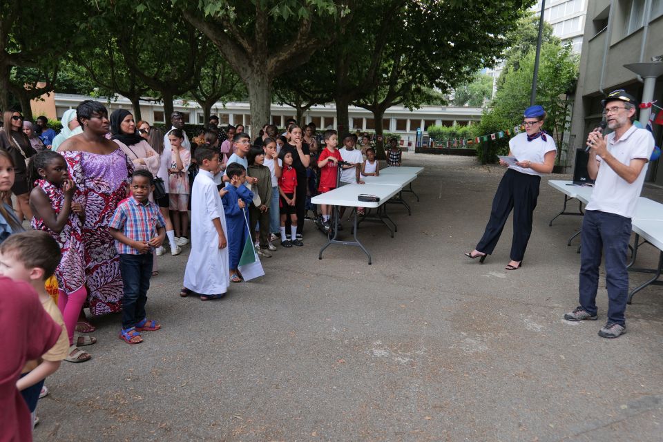 L'équipe enseignante de l'école, costumée en hôtesse et steward, a accueilli élèves et parents pour un voyage à travers le monde et les cultures qui a embarqué tout le monde !