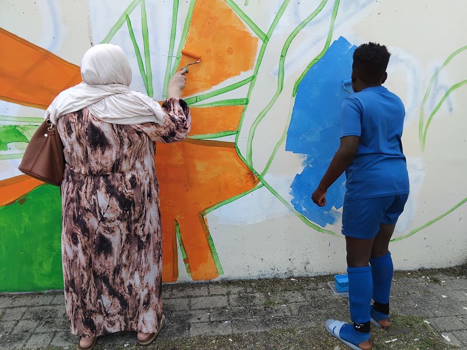 Une dizaine d'habitant-es de tous âges se sont impliqués, et appliqués, dans la réalisation de la fresque de la passerelle de l'Oranie, ce mercredi, sous la conduite bienveillante de l'artiste visuel, Nikodem. 