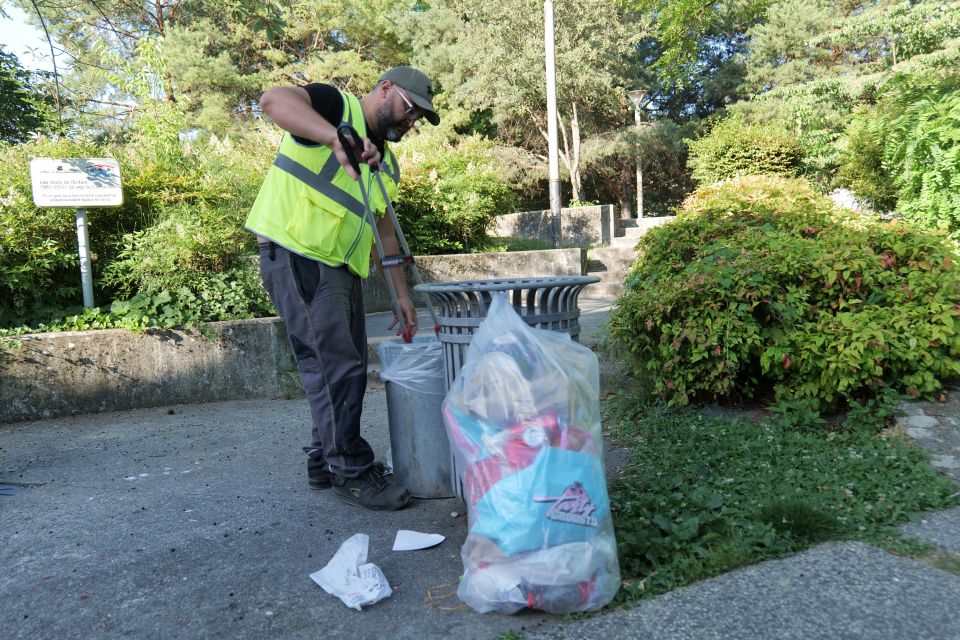 Deux agents par secteur seront mobilisés pour ramasser les déchets et vider les poubelles dans les parcs et jardins le dimanche matin, jusqu'à fin septembre.