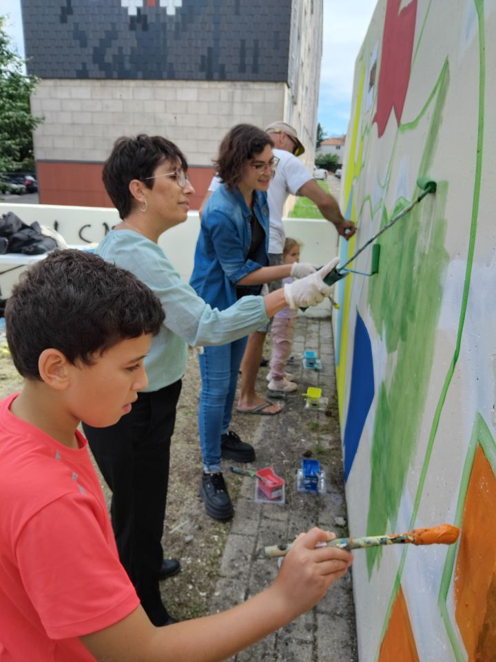 La conseillère municipale déléguée au street art Asma Hoummada et la maire Amandine Demore, ont participé à cette œuvre collective au côté des habitant-es pour redonner de la couleur et de la gaieté à la passerelle de l'Oranie.