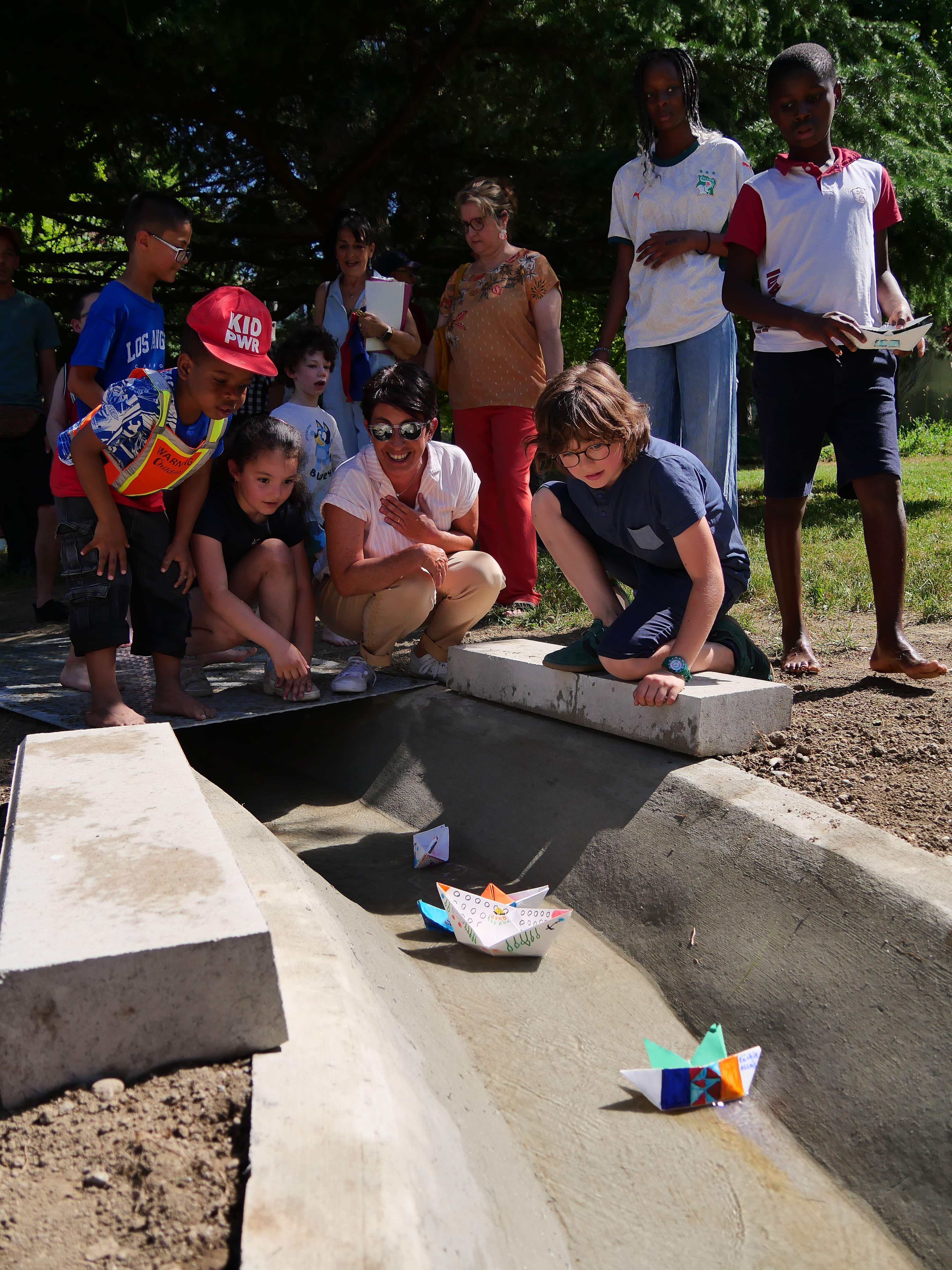 Les enfants d'Evade ont fabriqué des petits bateaux en papier.