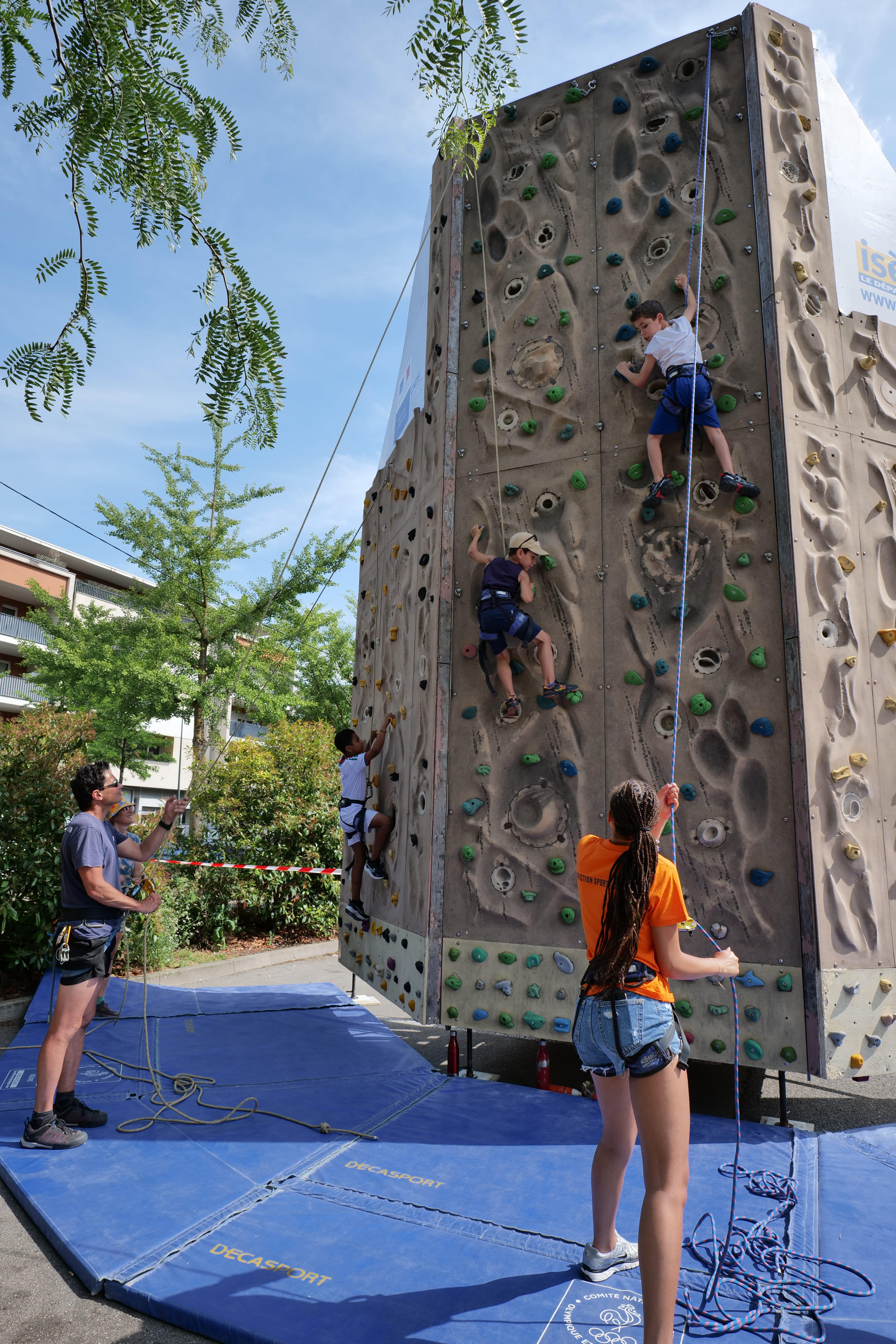 Un mur d'escalade attendait les petits grimpeurs.