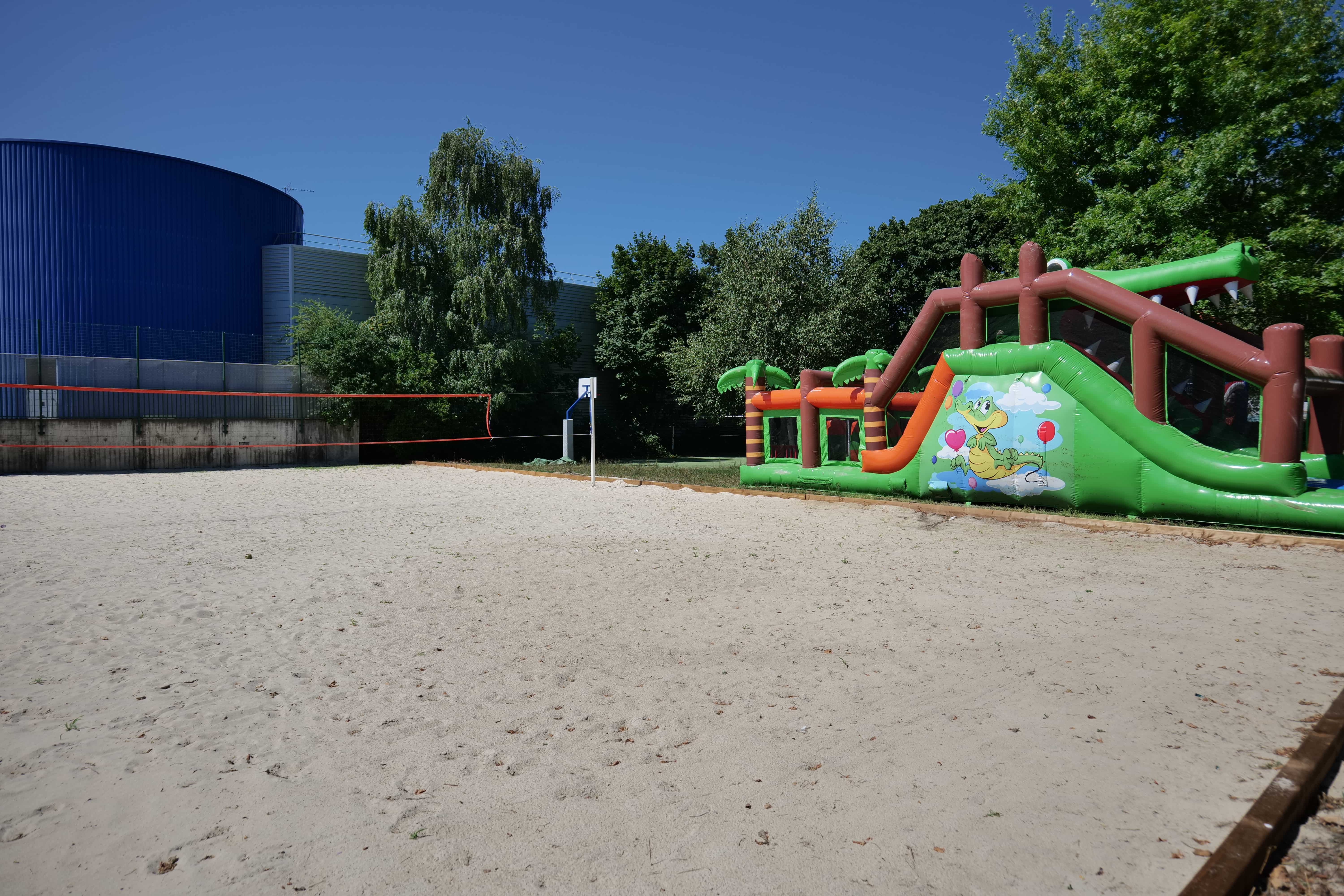 Le terrain de beah volley a été refait.
