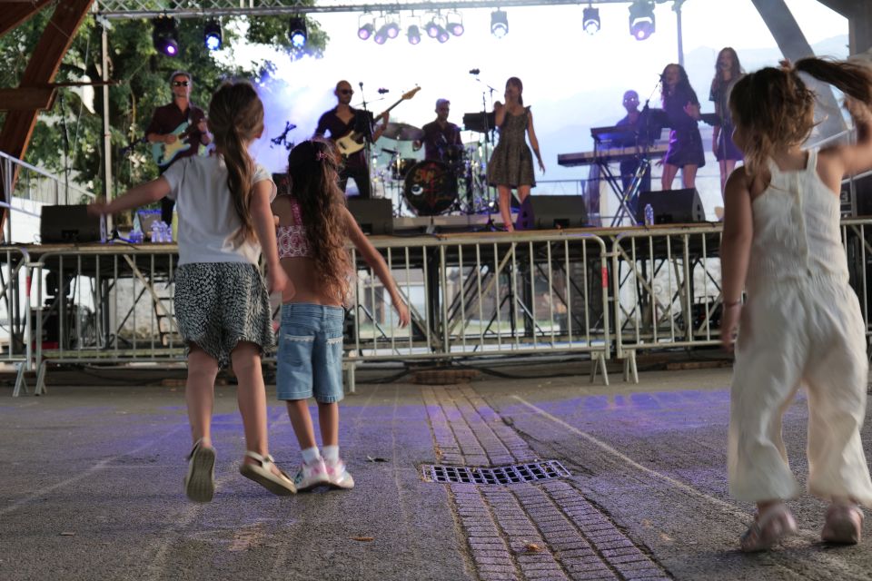 Pendant que les grands s'attardaient à table, ou au bar, en début de soirée pour échanger, les enfants en ont profité pour monopoliser la piste de danse et sauter au rythmes funk et disco des Sexy Mother Funkers.