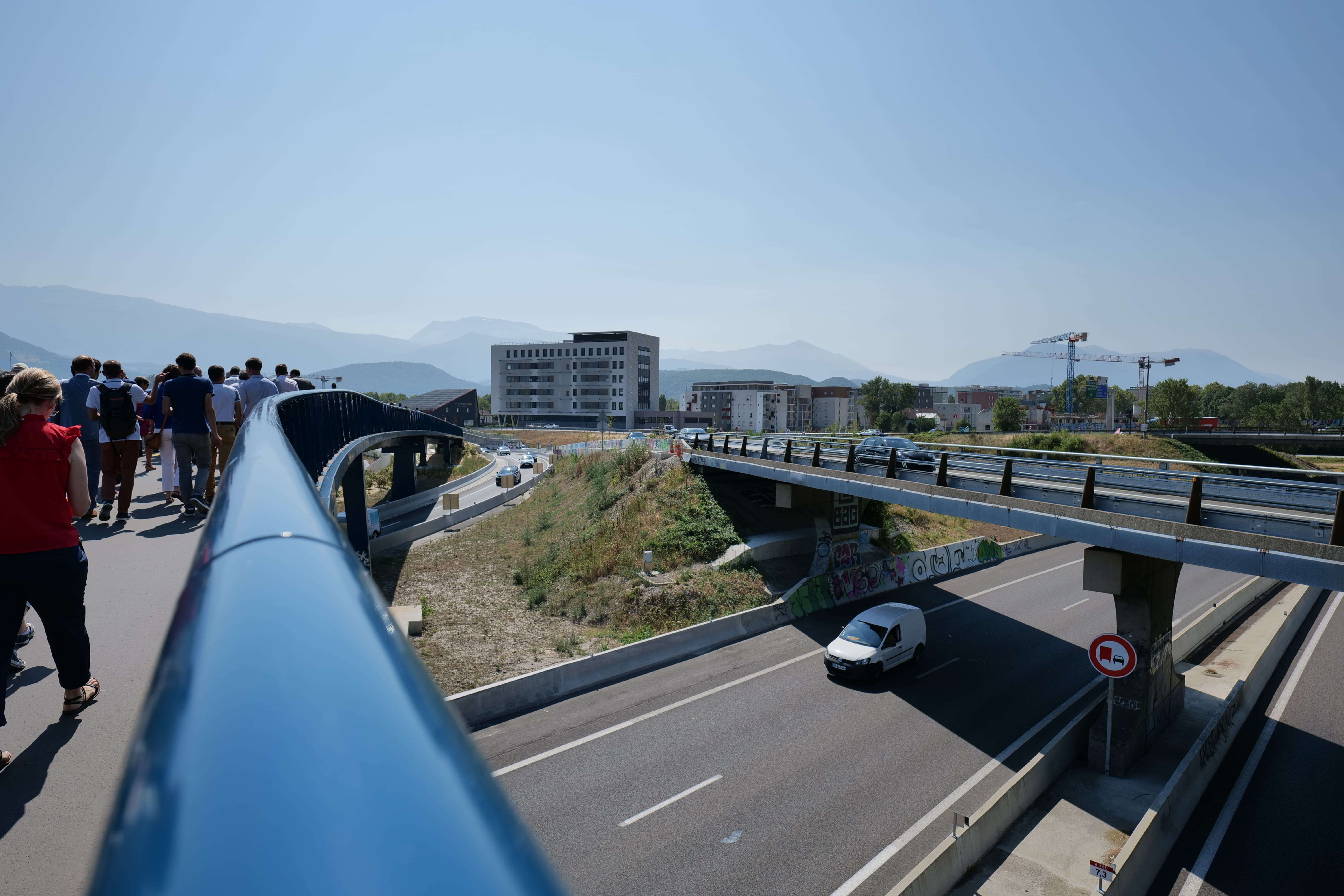 La passerelle mode doux enjambe l'A480 pour relier la voie verte.