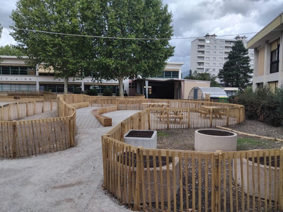 Les élu-es, Damien Boudjema-Goizet et Asma Hoummada, n'ont pas résisté au plaisir de tester les jeux en bois installés dans la cour de l'école avant les enfants. Résultat ? "C'est top ! "