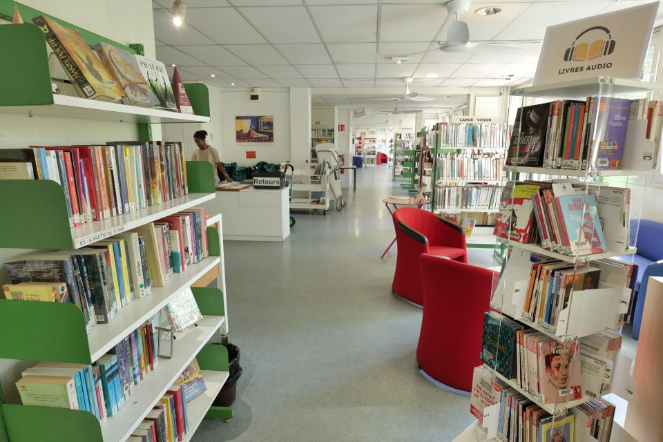 Pas moins de 28 brasseurs d'air ont été installés durant l'été à la Bibliothèque Pablo-Neruda pour permettre aux agent-es, comme aux usager-es, d'évoluer dans de bonnes conditions. 