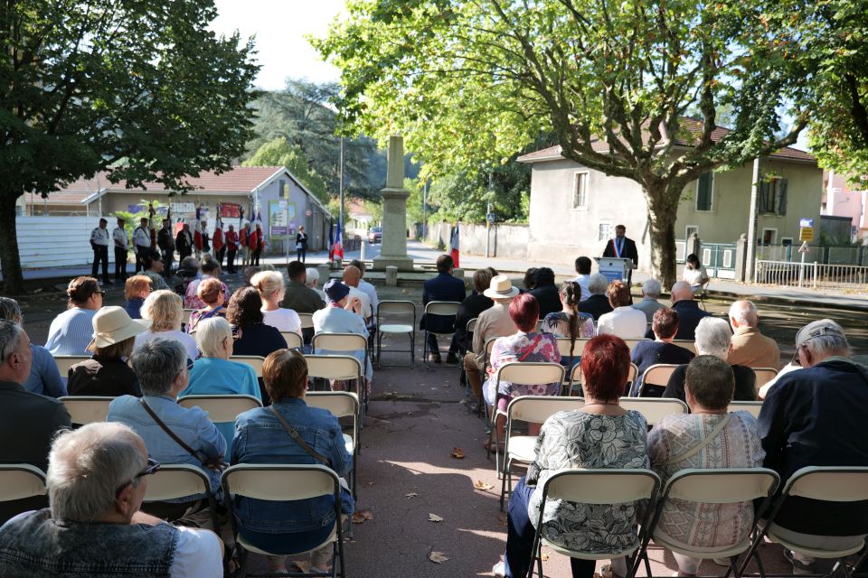 C'est avec beaucoup de plaisir que les participant-es à la cérémonie se sont retrouvés à la fraîche, ce samedi matin, sur la place de la Libération, pour rendre hommage à ceux et celles qui ont libéré Échirolles.