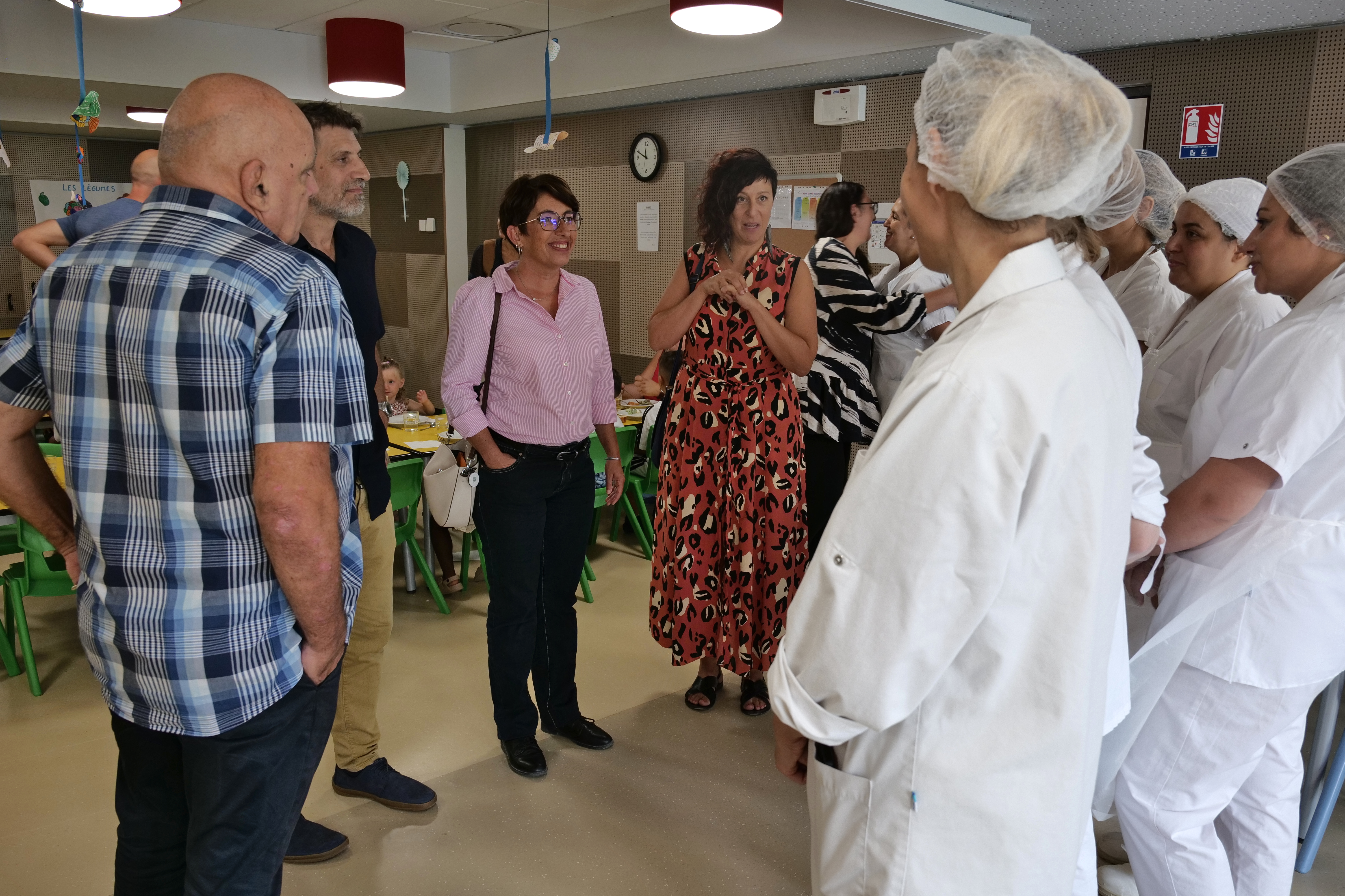 Amandine Demore a rencontré les agent-es du service restauration et du périscolaire lors du déjeuner à Joliot-Curie.