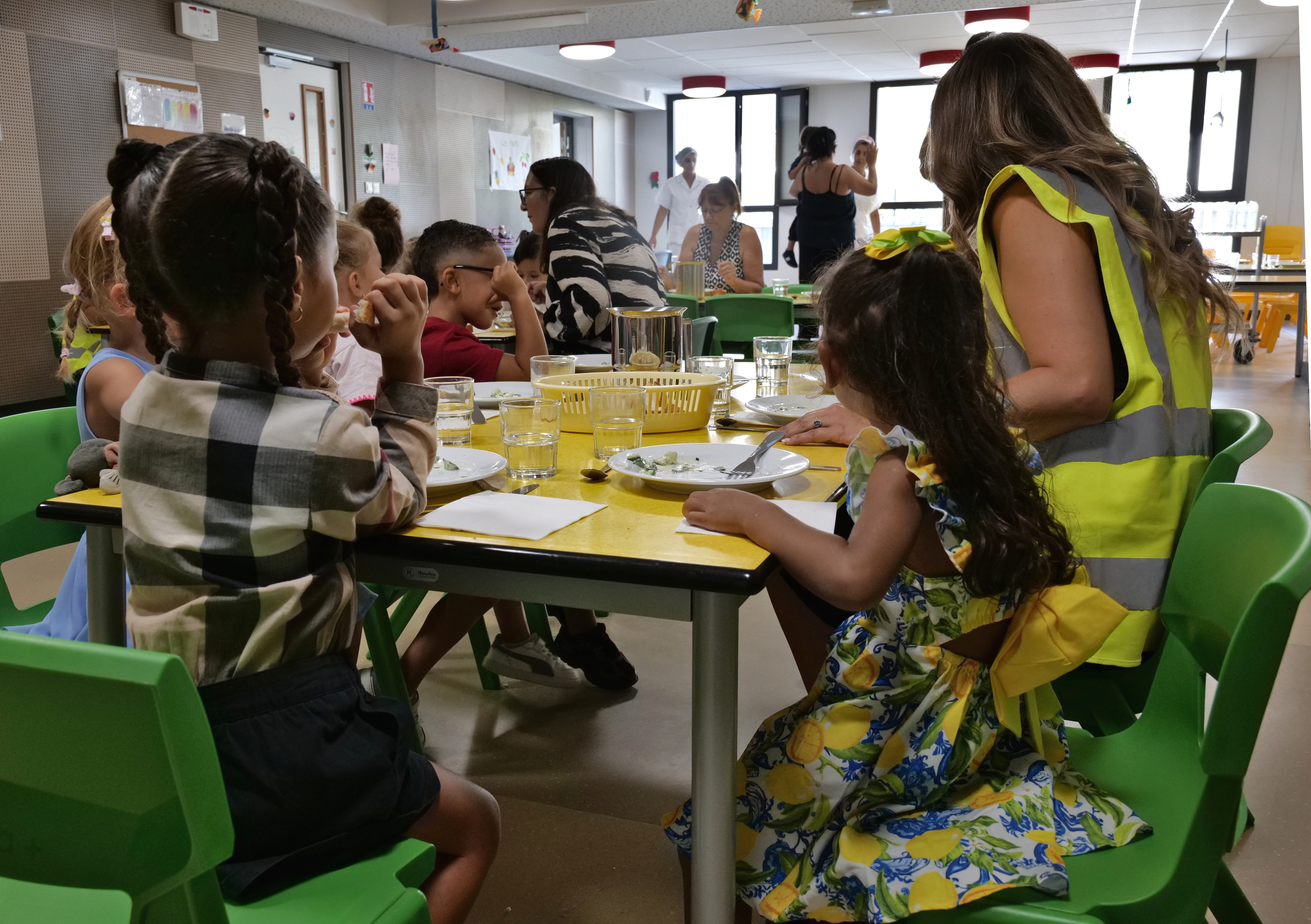 A la cantine, les enfants sont accompagnés par les Atsem.