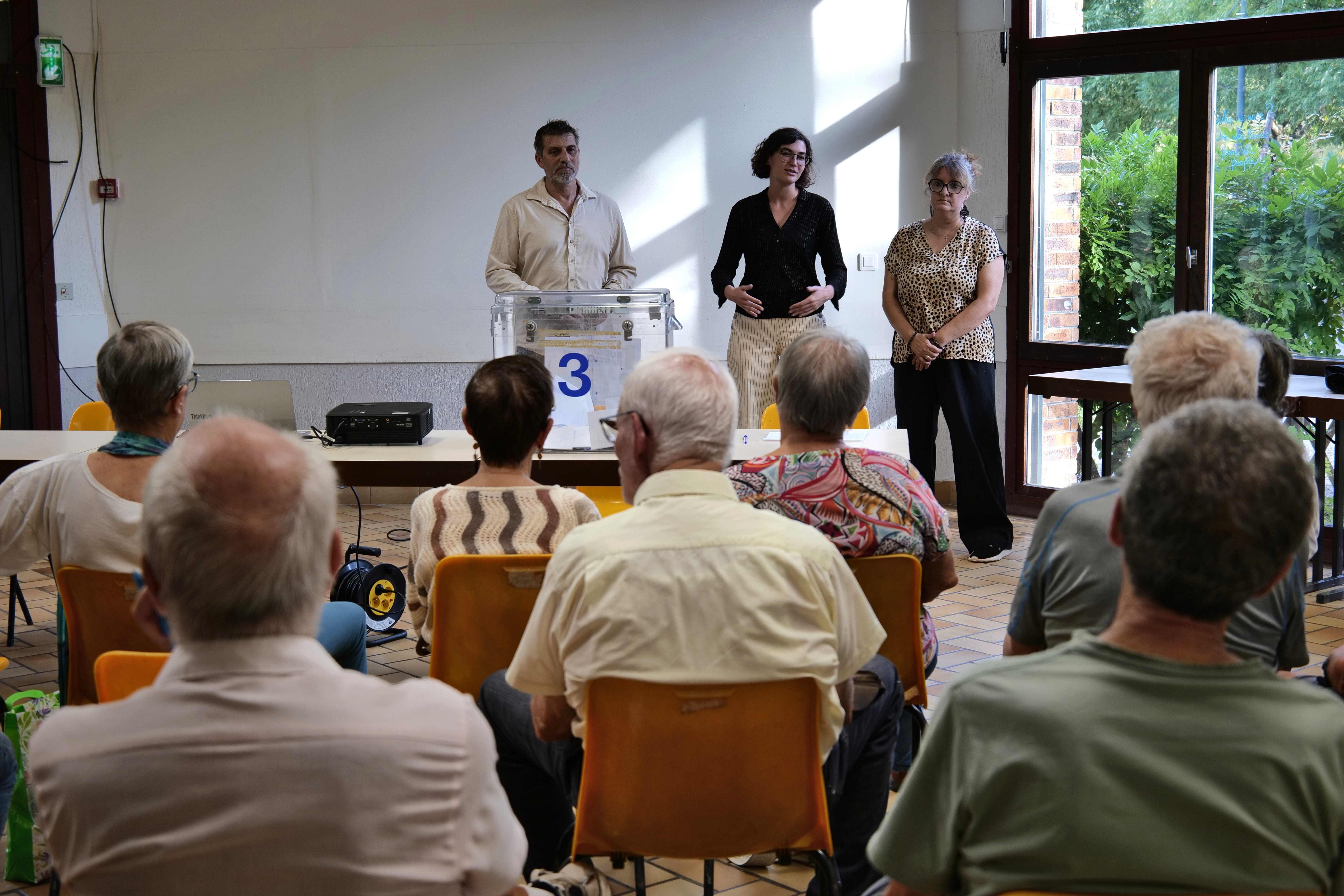 Laurent Vanplin, adjoint aux budgets participatifs, Asmâ Hoummada, conseillère municipale déléguée au street art et Sandrine Yahiel, adjointe à la Fabrique citoyenne, ont échangé avec les habitants.