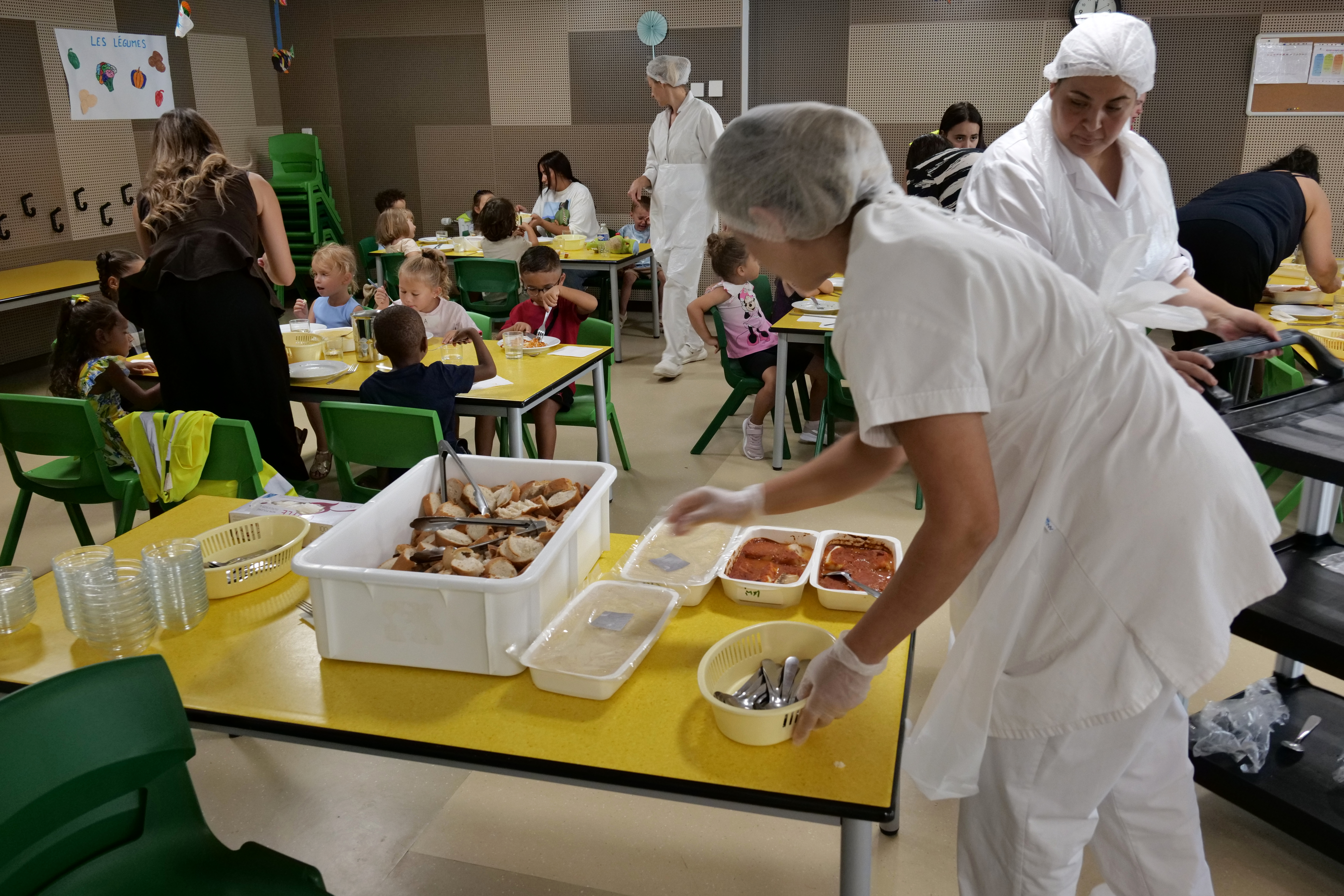 A Joliot-Curie, une demi-douzaine d'agents préparent les repas.