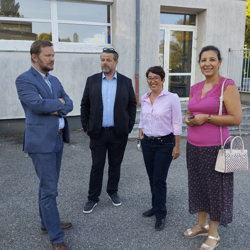 Le nouvel inspecteur de l'Éducation nationale du secteur d'Échirolles, Nicolas Le Gac, accompagnait Pierre Labriet, adjoint à l'éducation, Amandine Demore, et Nadjia Chabane, adjointe à la petite enfance, lors de la rentrée..