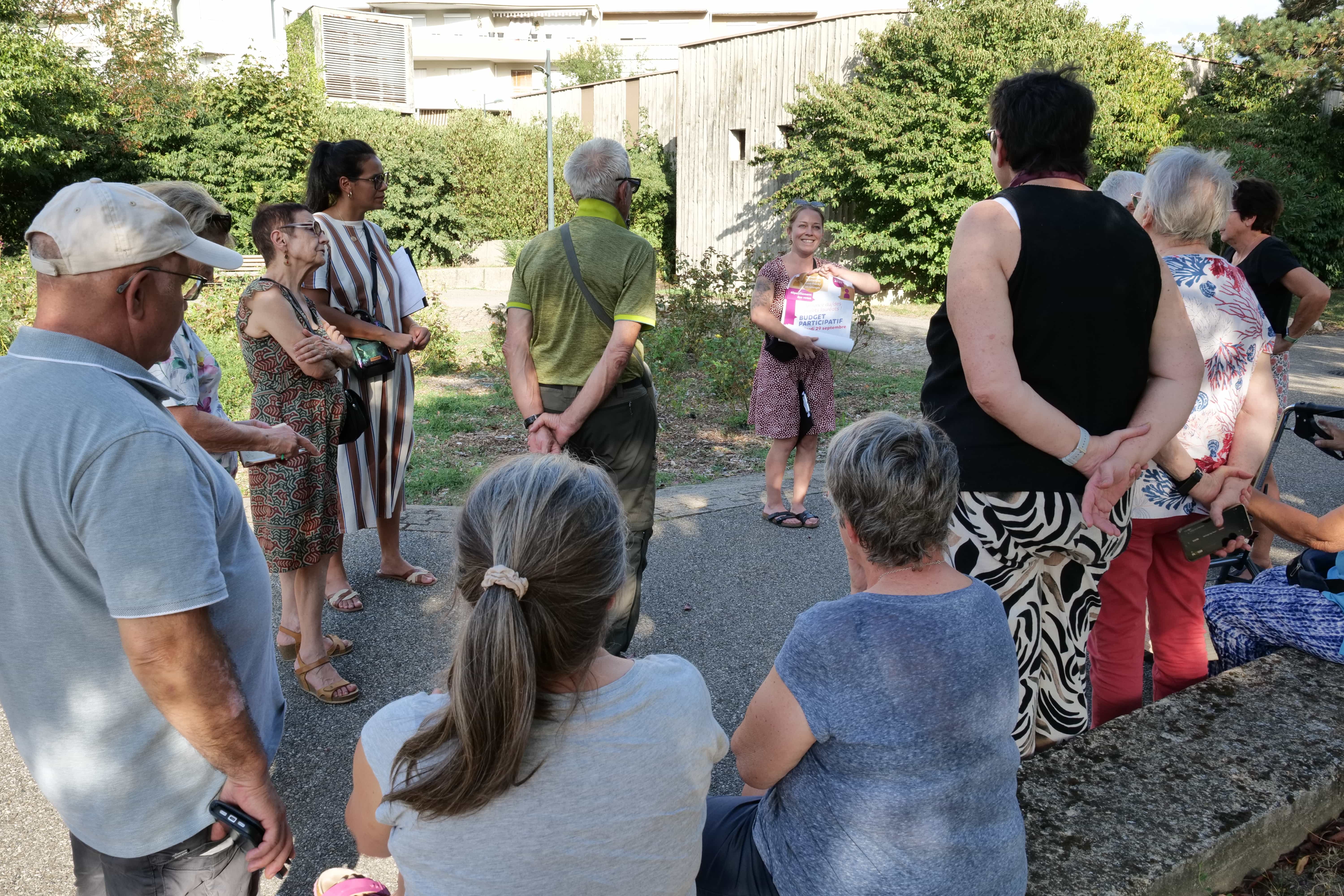 Une douzaine d'habitants ont participé à la balade urbaine.
