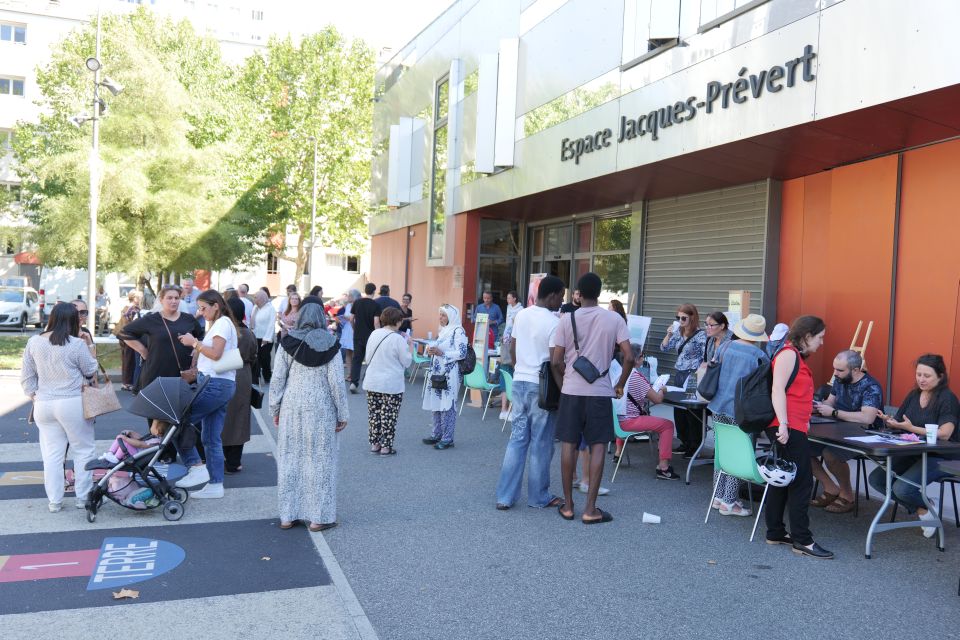 Alors que les habitant-es s'informaient auprès de l'un des 35 services ou associations présentes sur le parvis de l'Espace Jacques-Prévert ce vendredi, 70 jeunes de la Mission locale ont pu échanger à l'intérieur avec 5 entreprises lors d'un job dating. Un partenariat gagnant-gagnant !