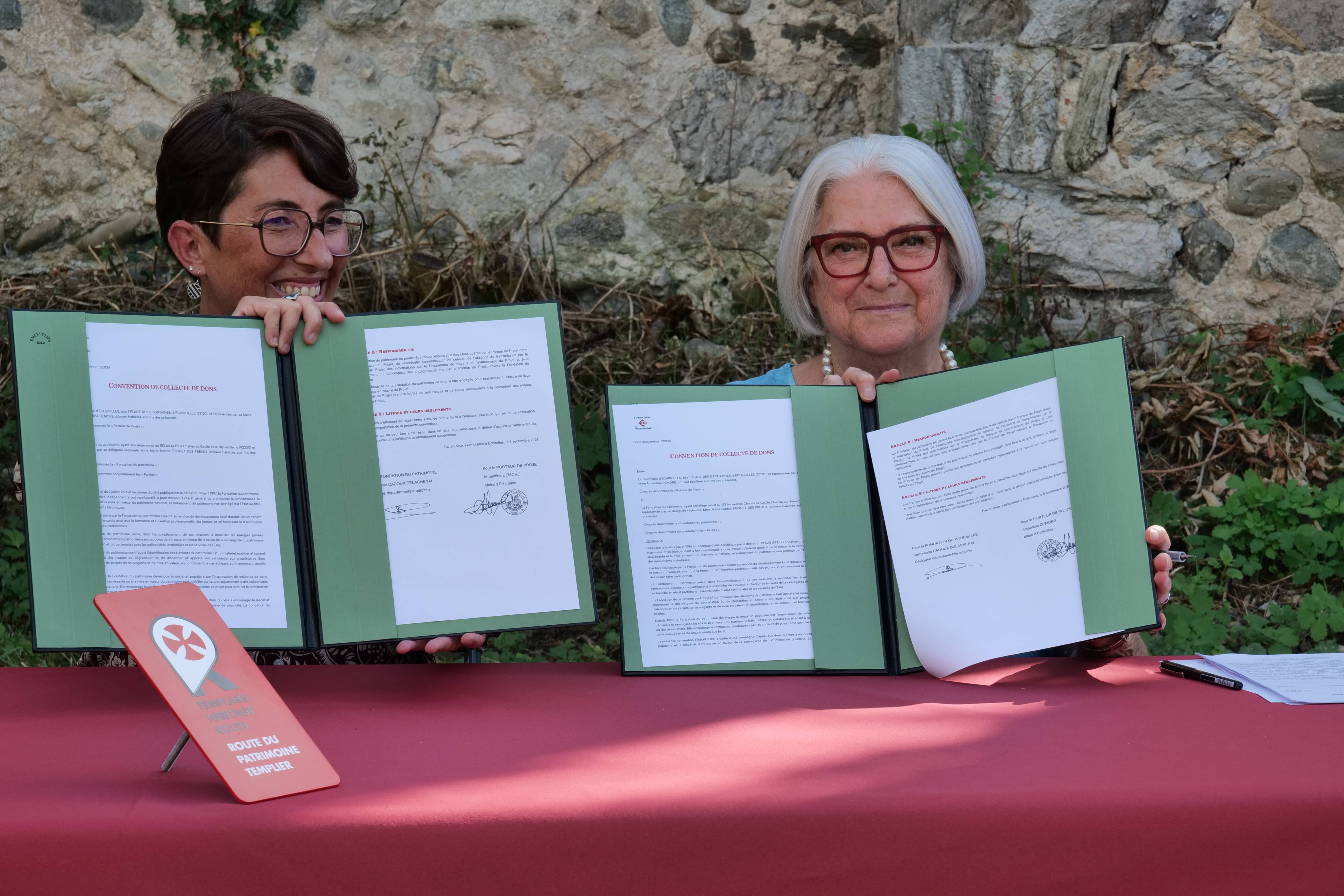 Amandine Demore et Bernadette Cadoux-Delachenal, déléguée iséroise de la Fondation, ont signé une convention pour ouvrir une collecte de dons.