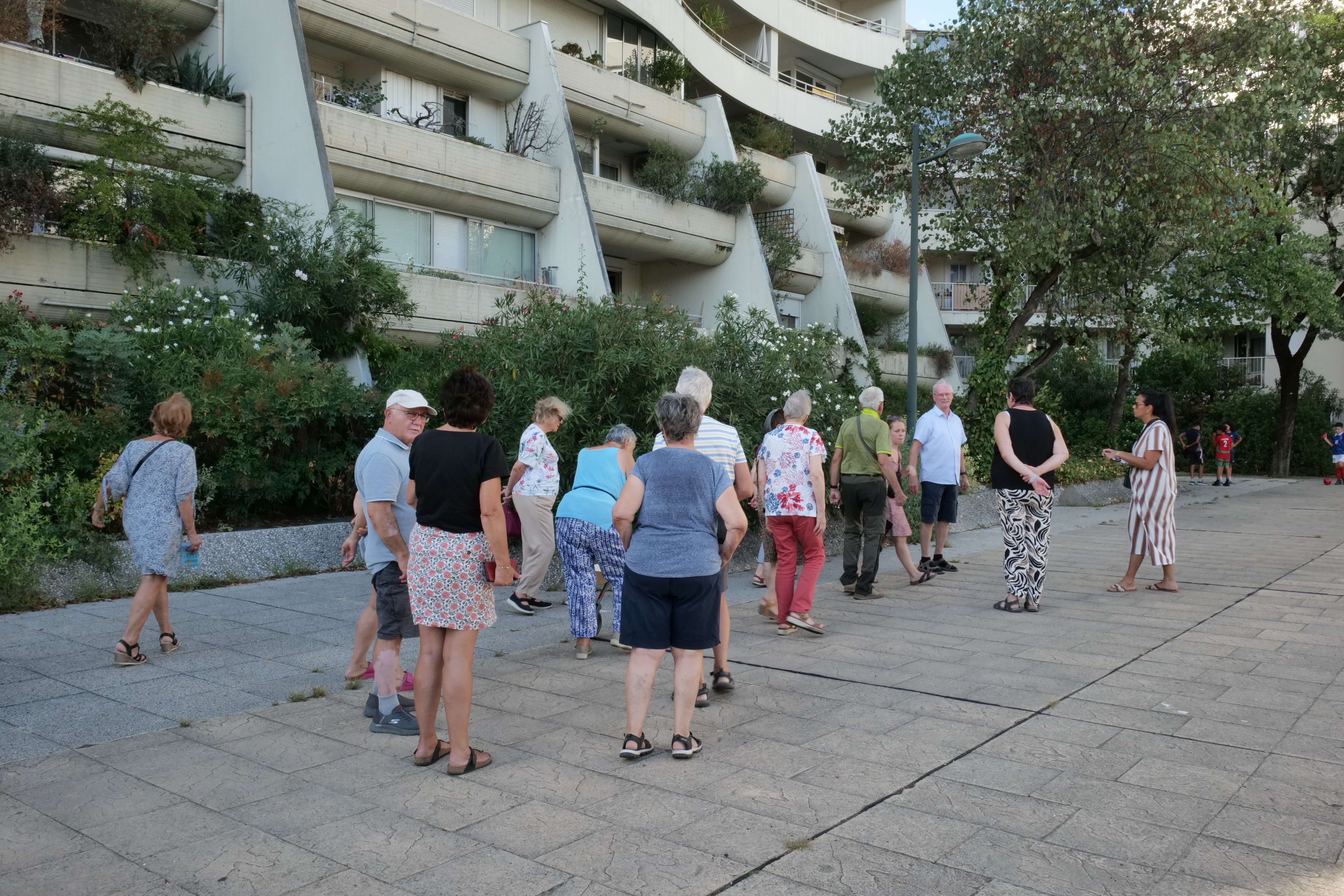 Une douzaine d'habitants ont participé à la balade urbaine.