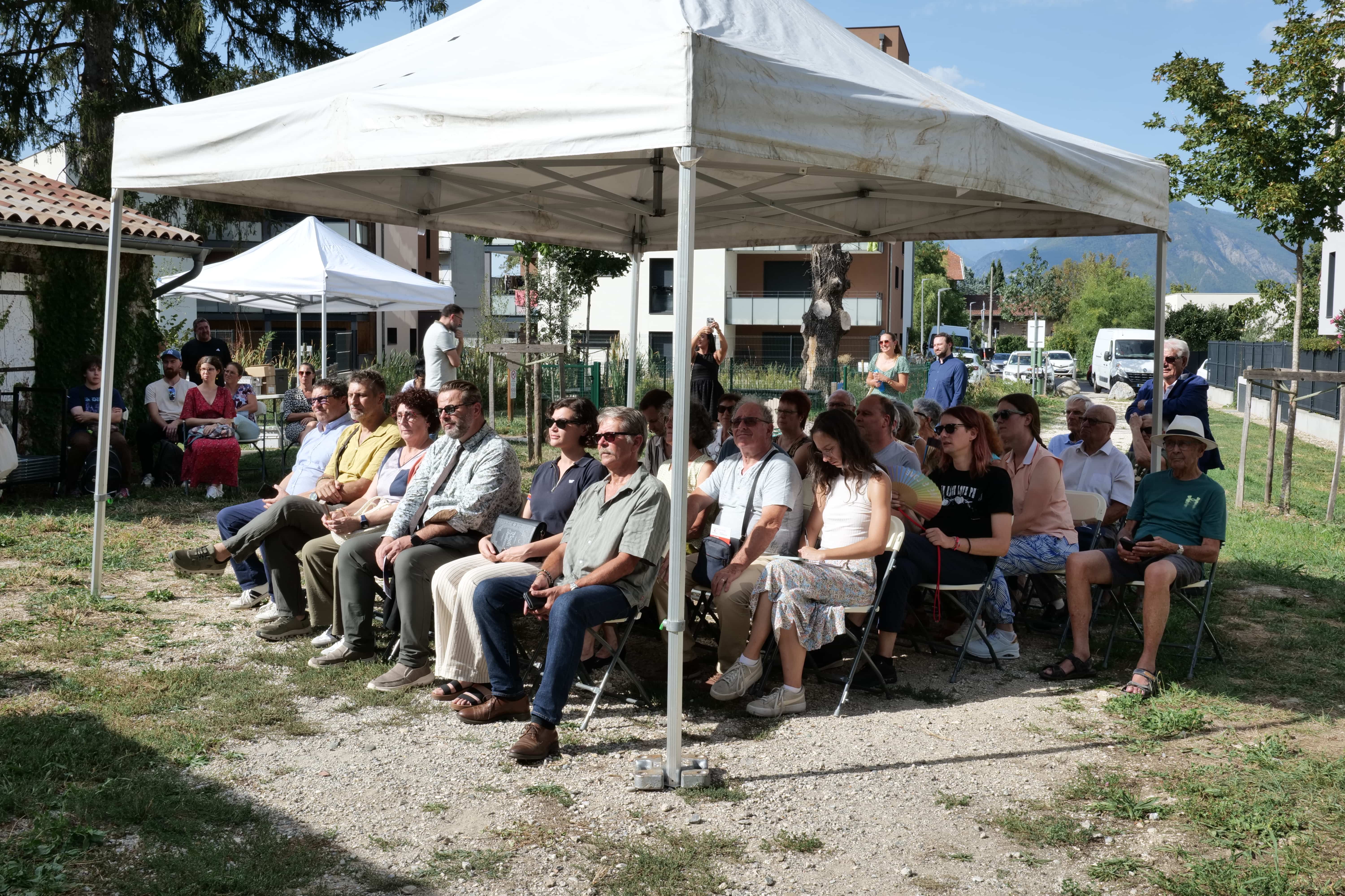Élus, habitants du quartier et membres du Graphe étaient présents lors de la signature de la convention.