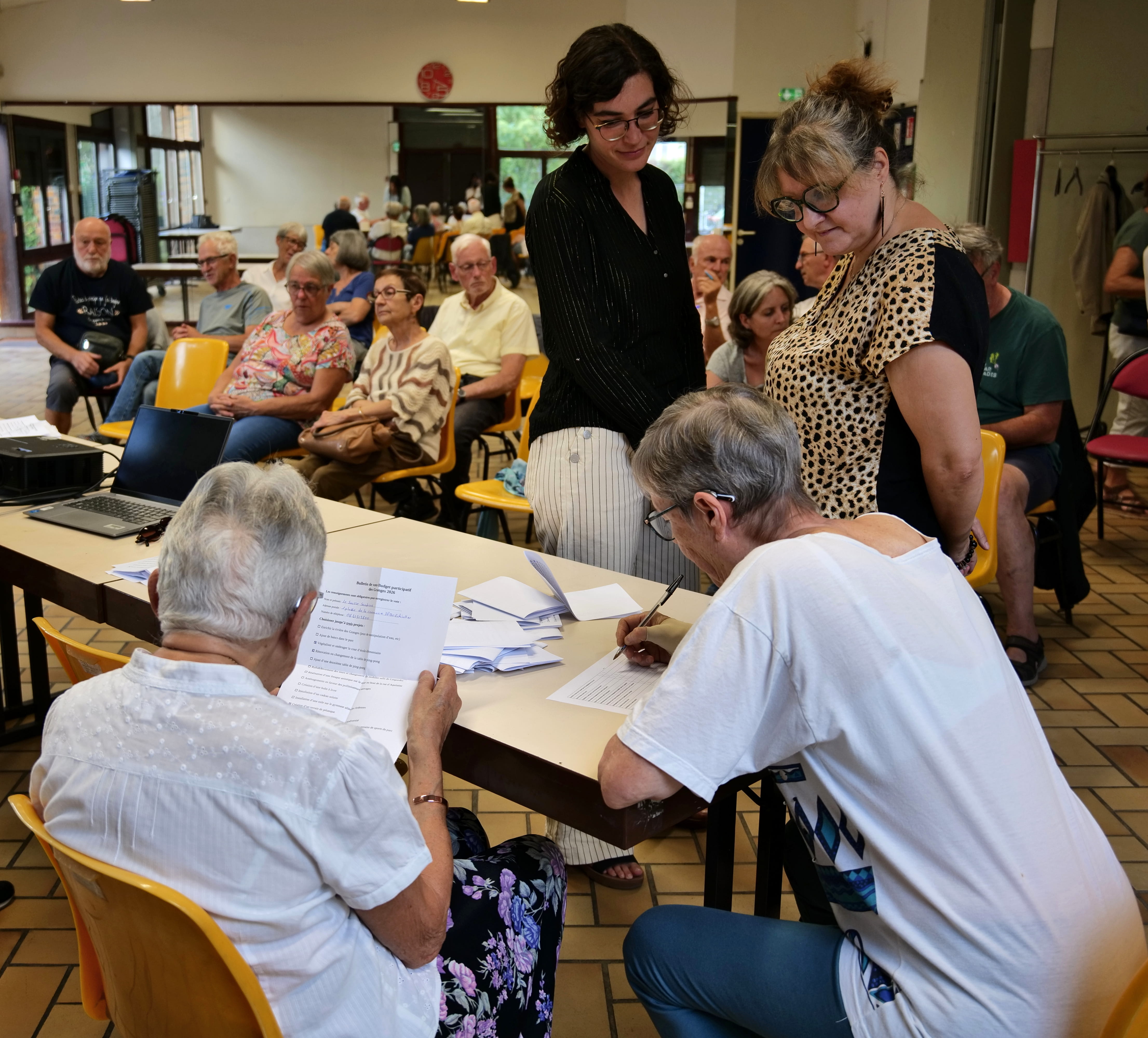 Asmâ Hoummada, conseillère municipale déléguée au street art et Sandrine Yahiel, adjointe à la Fabrique citoyenne, ont échangé avec les habitants.