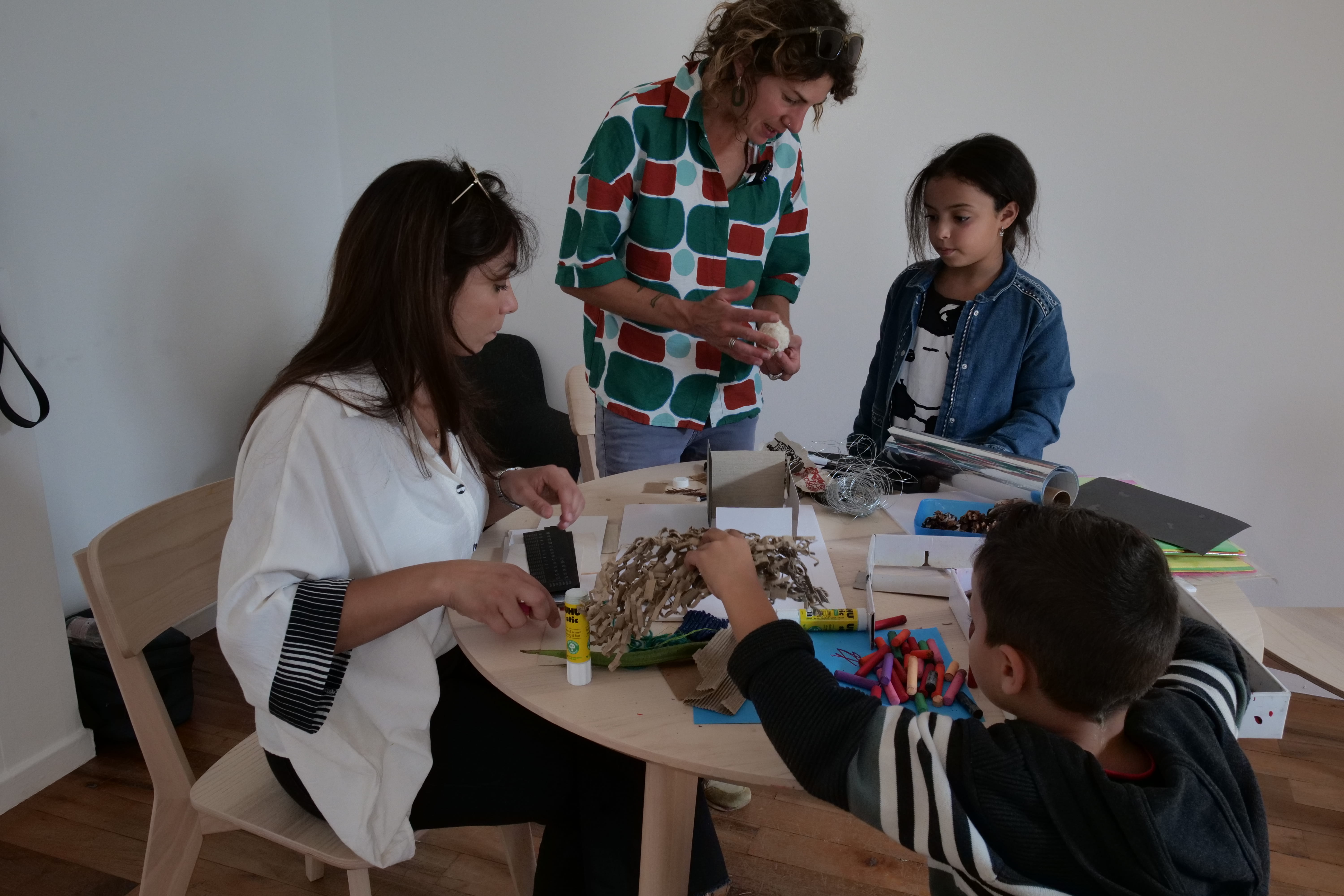 Juliette Régnier animait cet atelier manuel et créatif dans la salle dédiée aux ateliers du musée Géo-Charles.