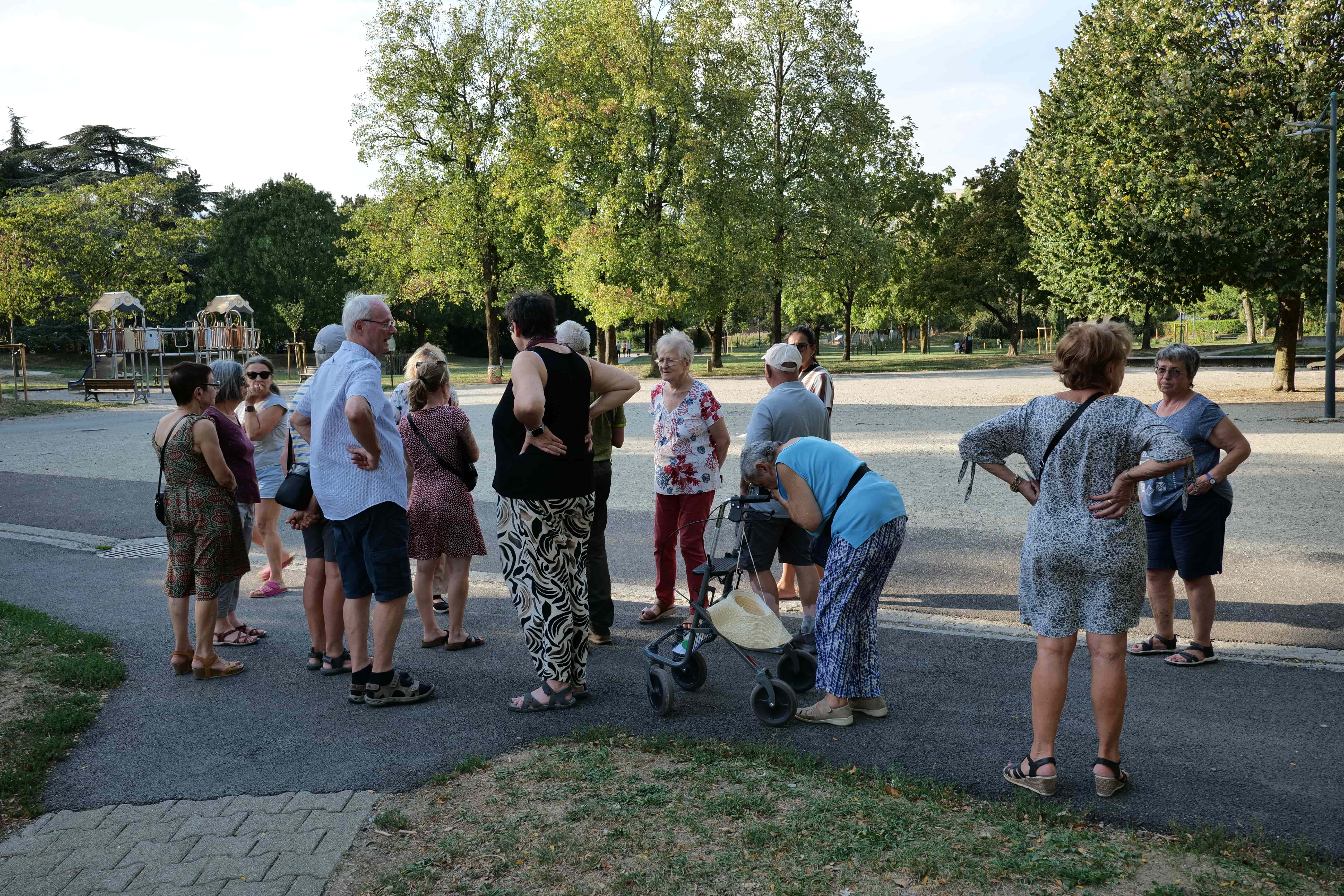 Une douzaine d'habitants ont participé à la balade urbaine.